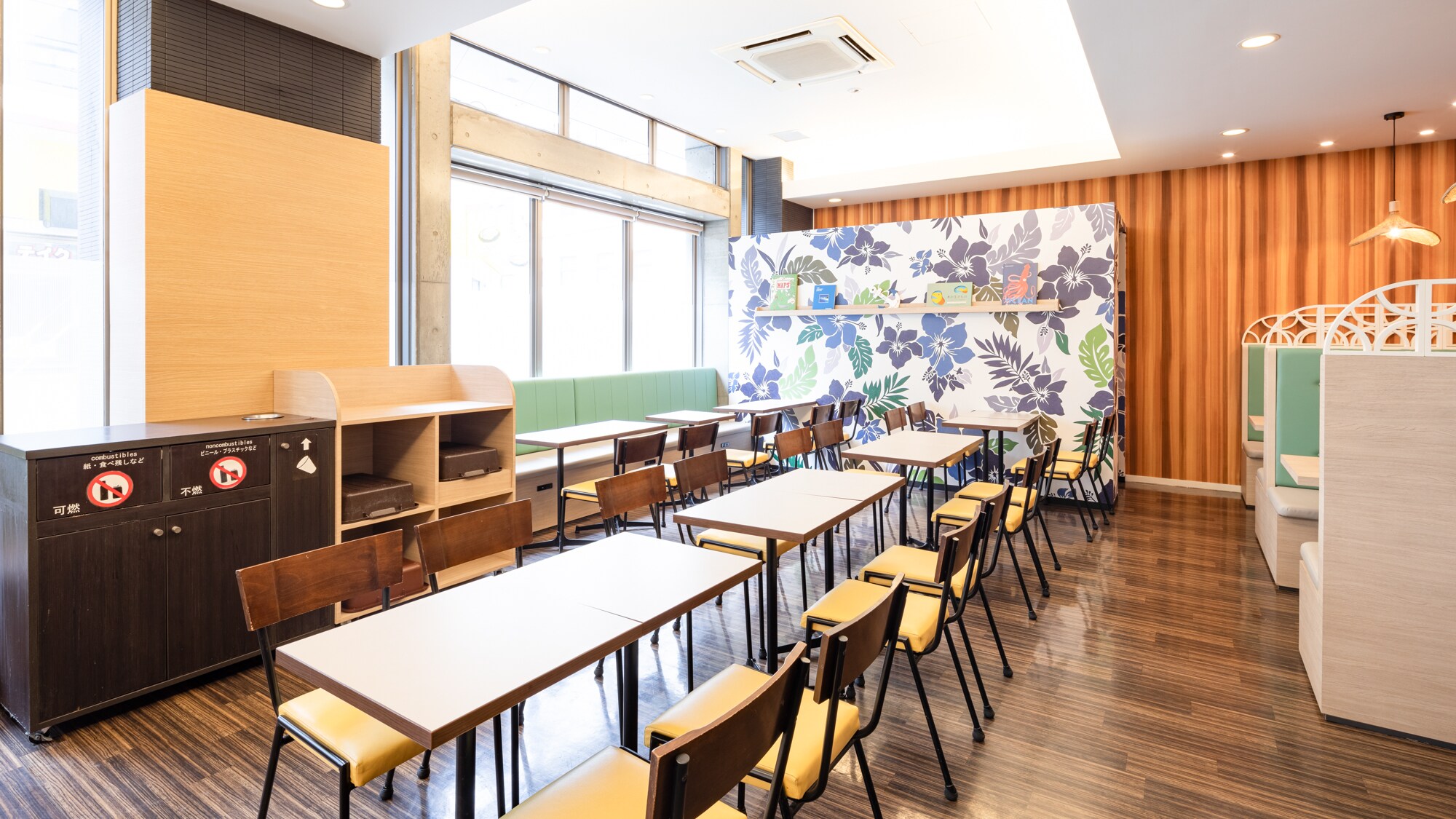 [圖書館咖啡廳]免費Wi-Fi連接◆咖啡廳內有很多插座