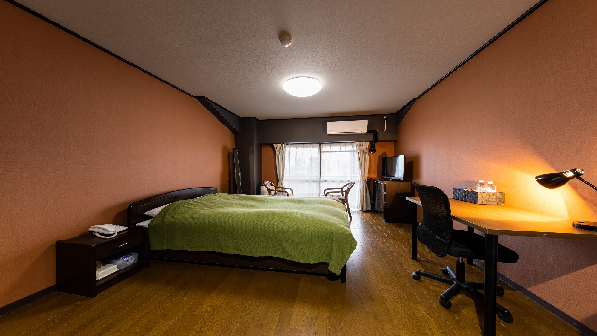 Business room with double bed and 1 kitchen