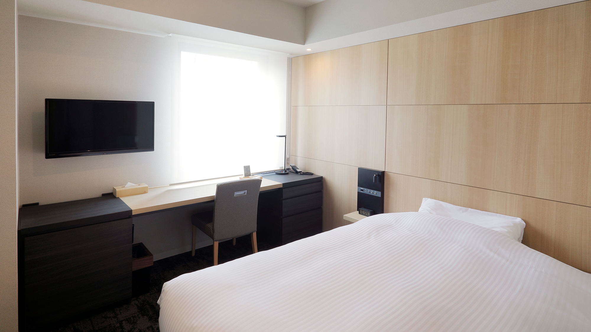 ห้องเดี่ยวพร้อมเตียงกว้าง 140 ซม. และโต๊ะกว้าง