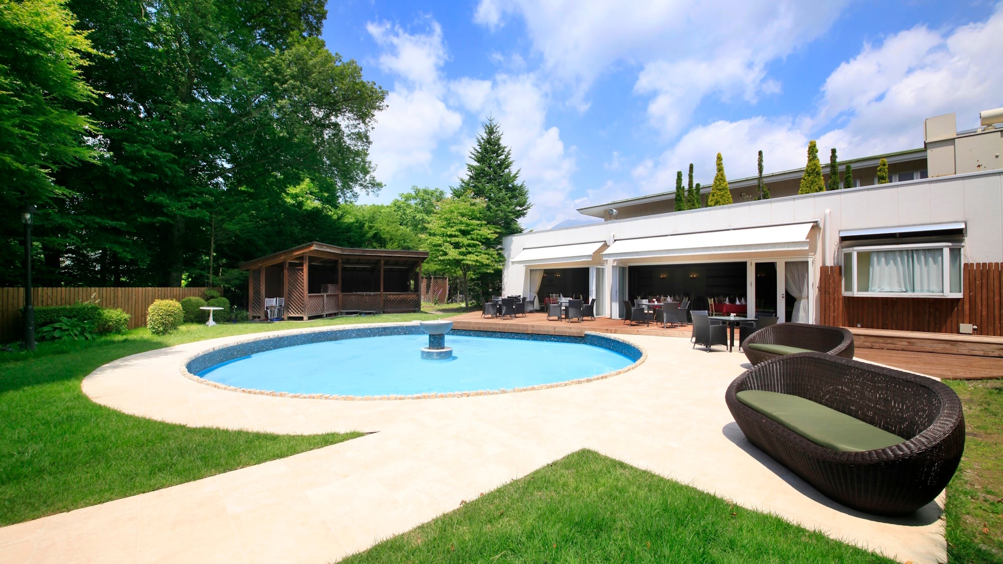 ガーデンテラス｜季節の移り変わりを感じるテラス