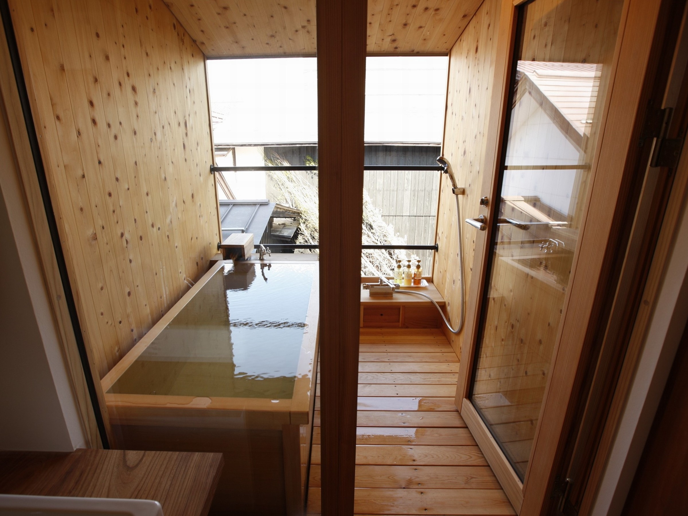 [KURA05] The 2nd floor is a cypress bath that monopolizes the hot springs and the view that flows directly from the source.