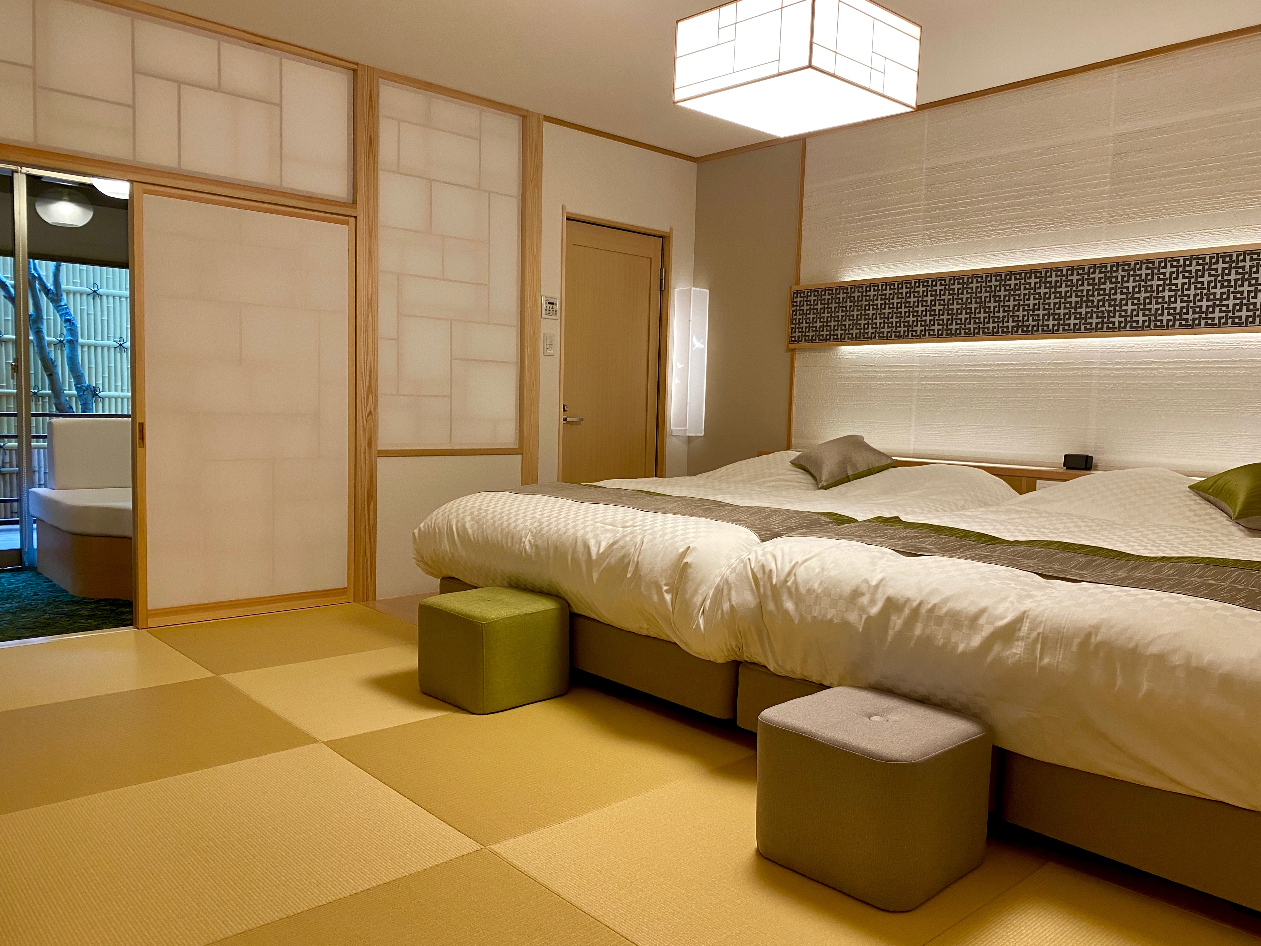 Kamar tidur modern Jepang dengan kamar mandi terbuka dan ruang makan