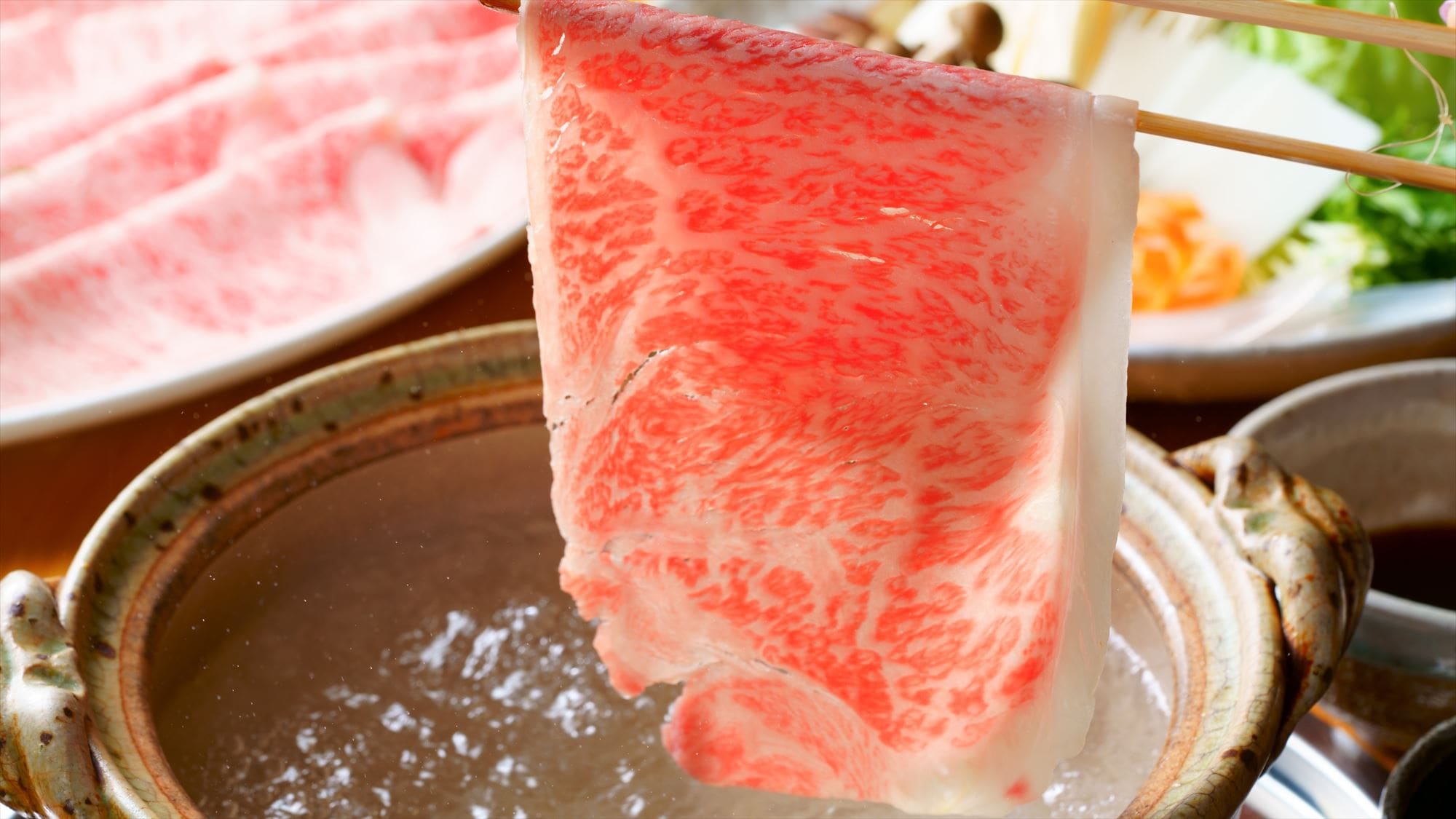 살짝 뜨거운 물에 빠져 고기 본래의 맛을 그대로 맛보는 【샤브샤브】