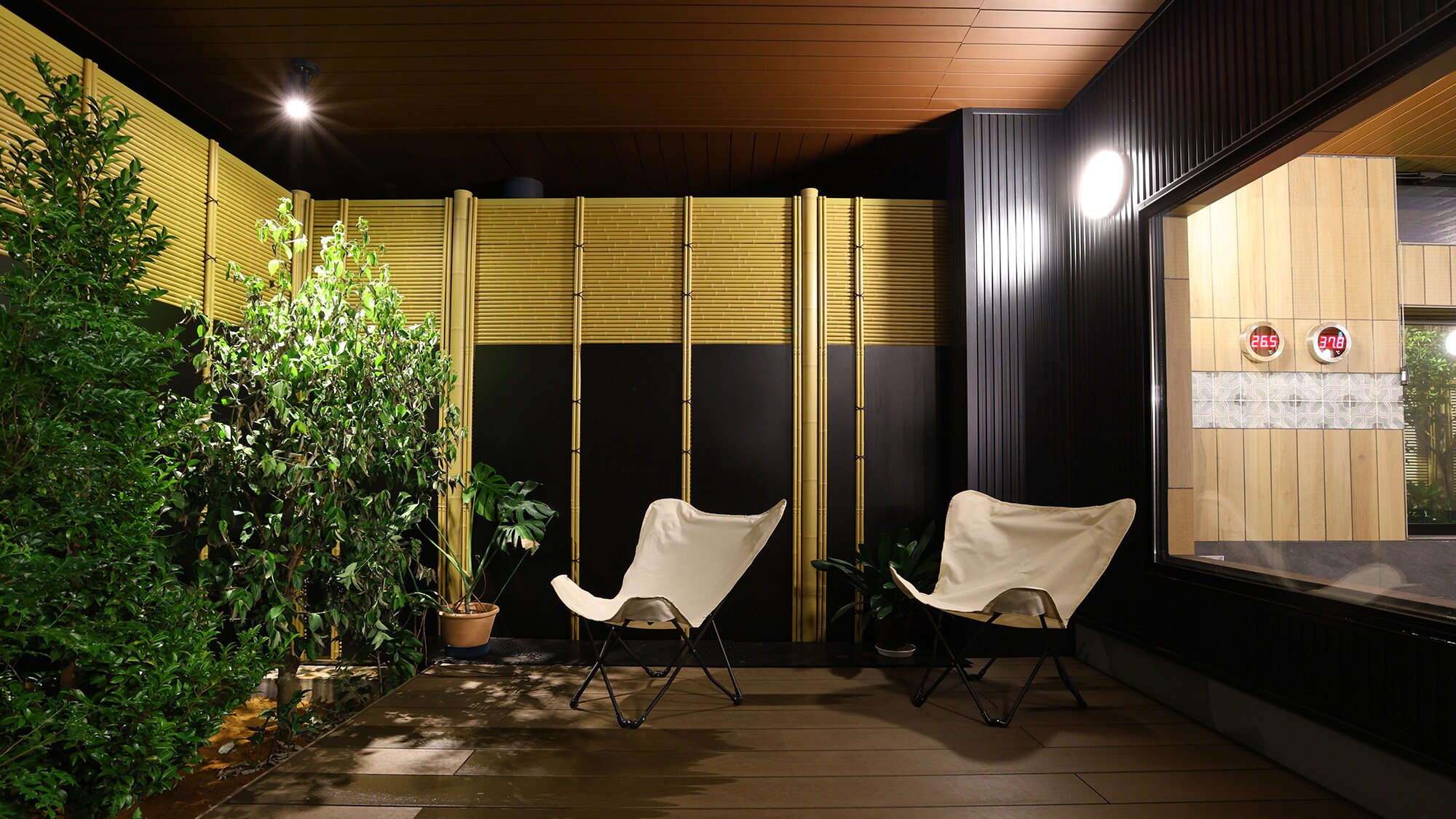 Bathhouse "Ume Sakura": A terrace where you can relax after a warm bath