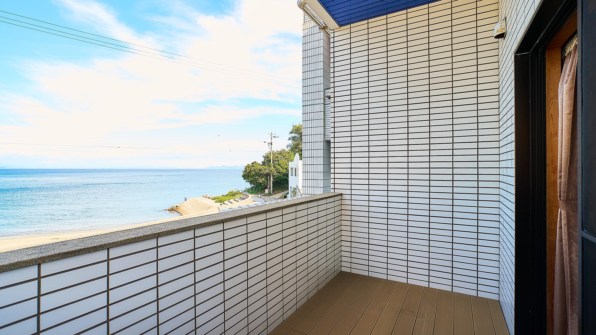 ・[Guest Room/Kaze] The ocean stretches out just beyond the balcony. Relax and enjoy the sea breeze and the sound of the waves.