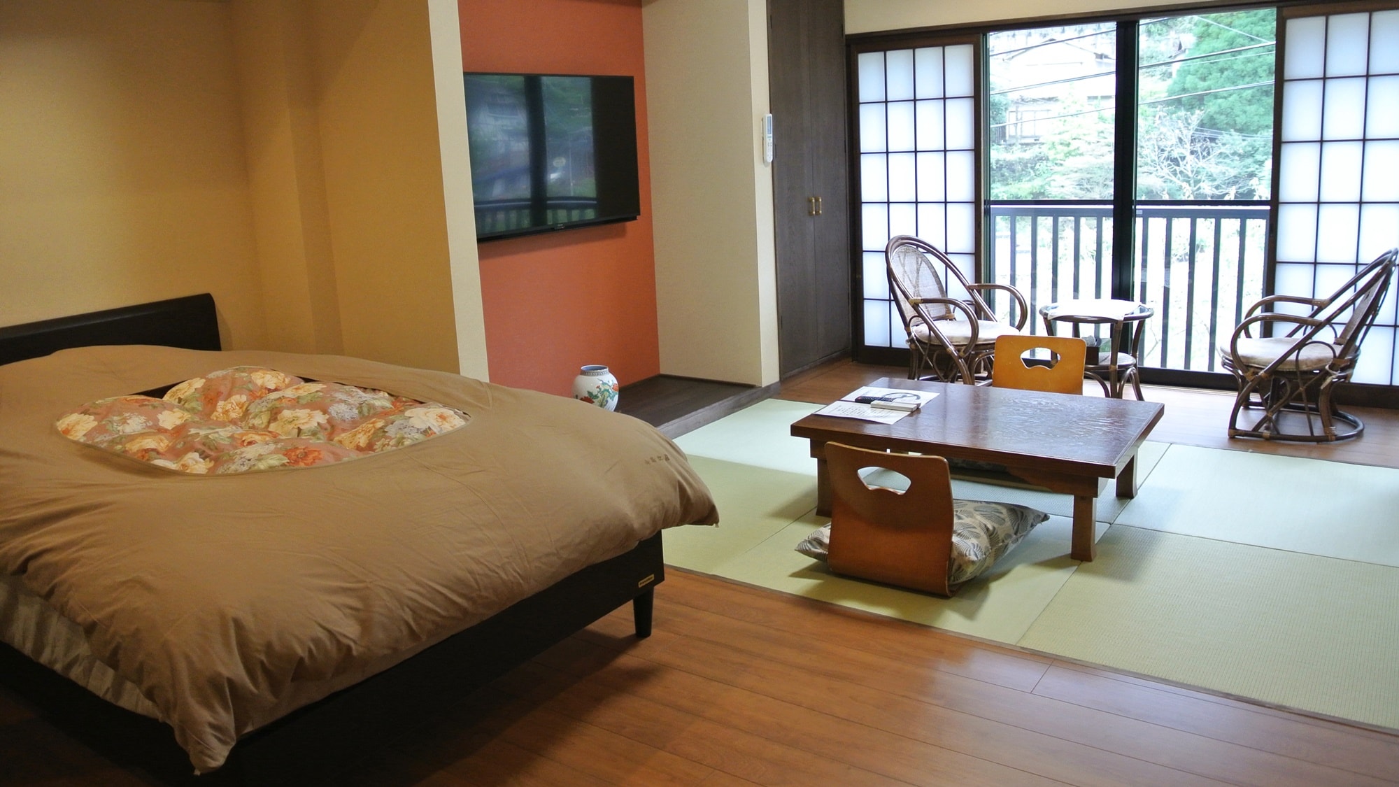 [Main building twin bed 10 tatami mats] A Japanese-Western room with two beds in a Japanese-style room with Ryukyu tatami mats.
