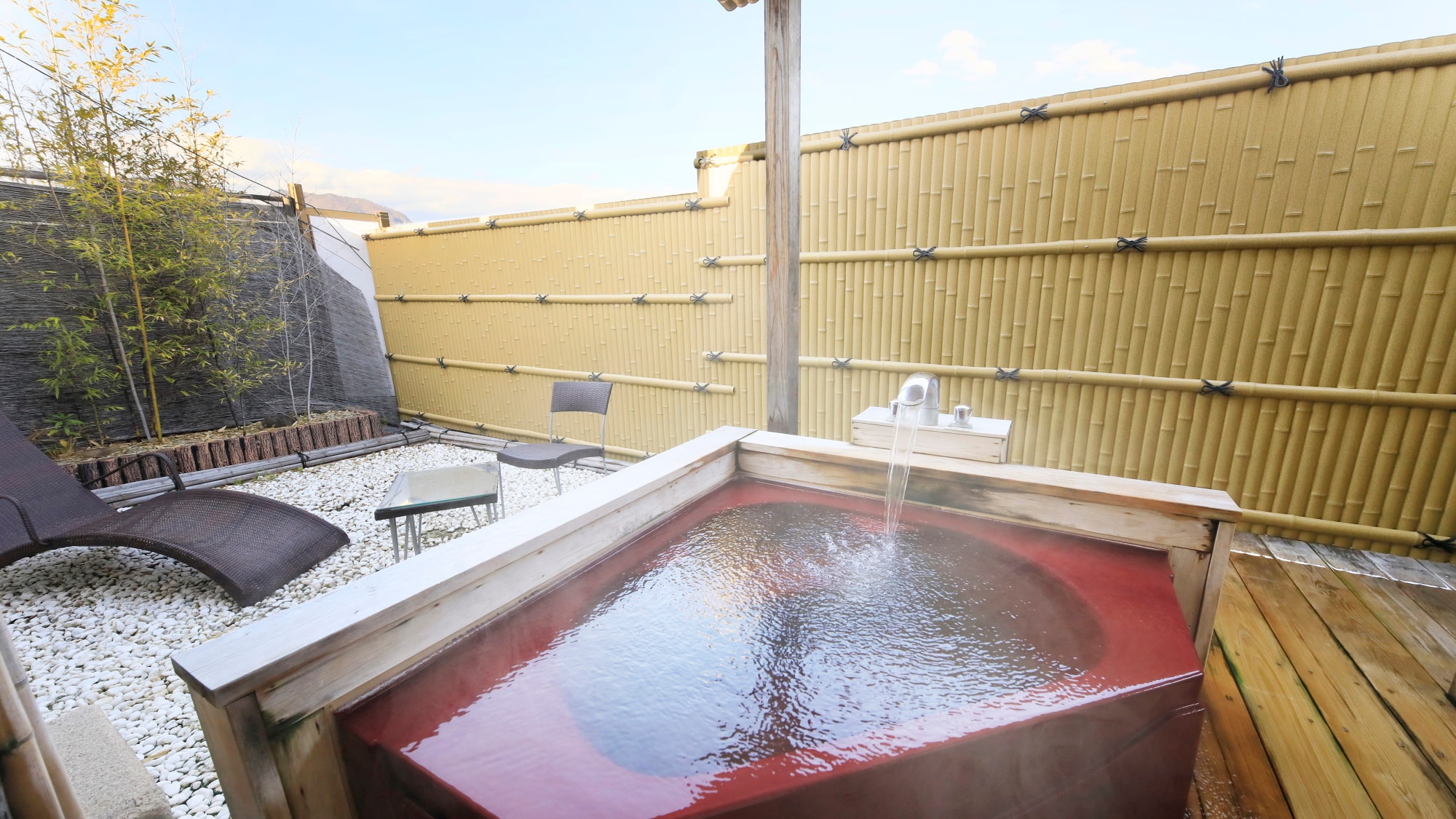 [Main building/Japanese-style room with open-air bath]