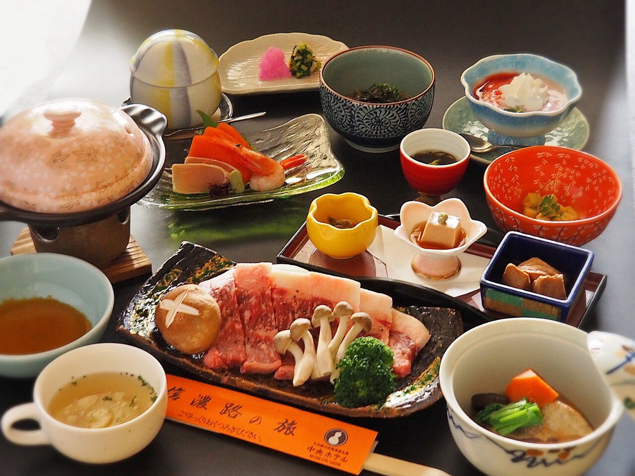 Shinshu beef sirloin porcelain grilled with an example of dinner
