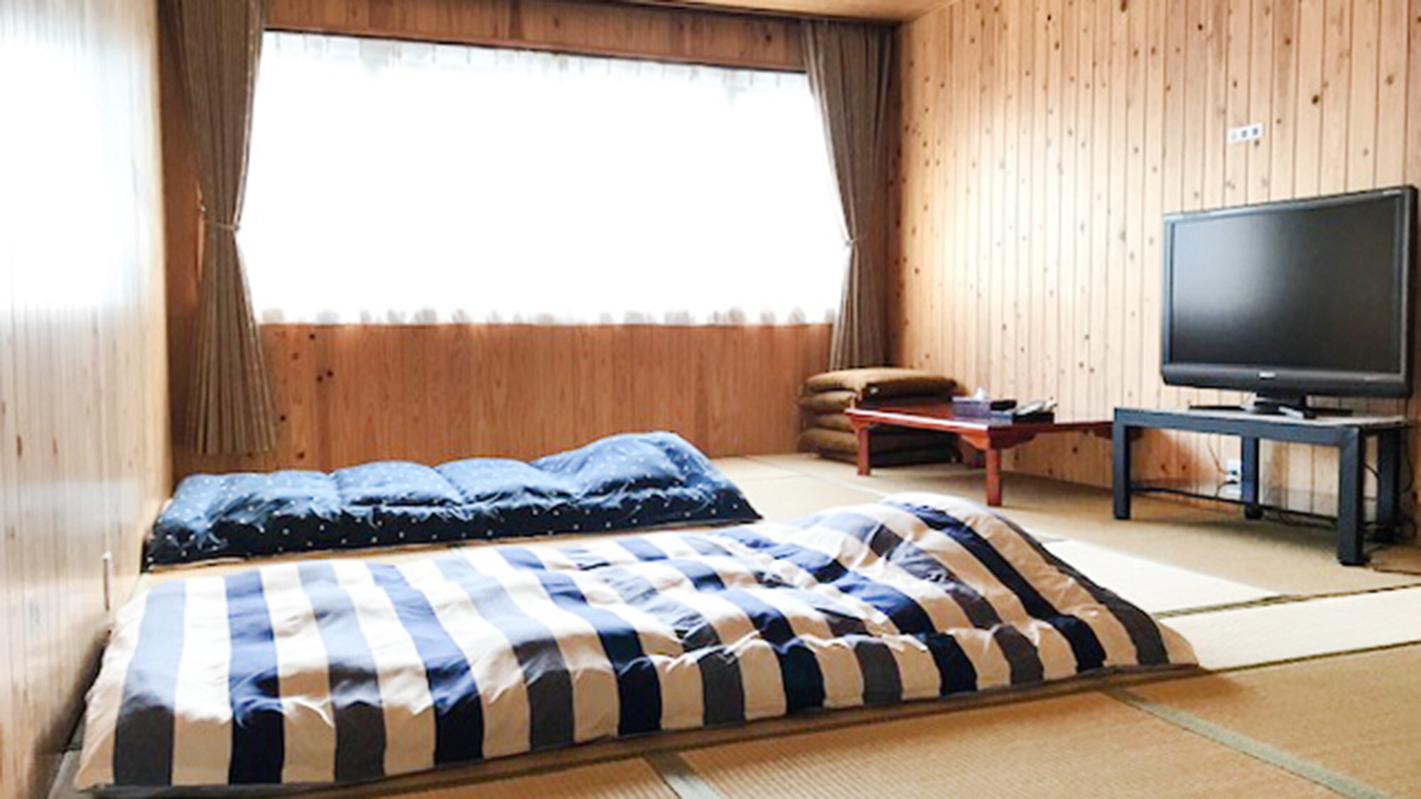 ・[2nd floor Japanese-style room] Up to 4 people can stay here. Please lay out the futon at night.