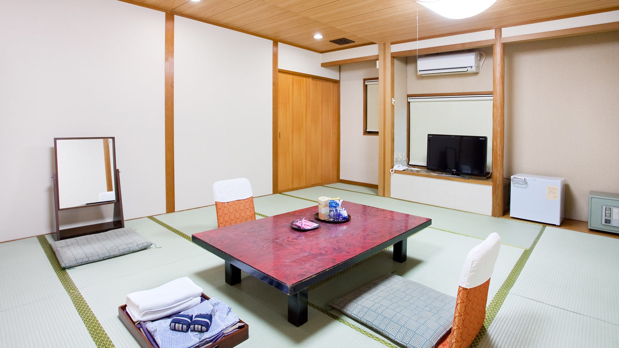 [Main Building 2F] Japanese-style room 10 tatami mats [Non-smoking] Since there is no elevator, there are stairs up to the 2nd floor.