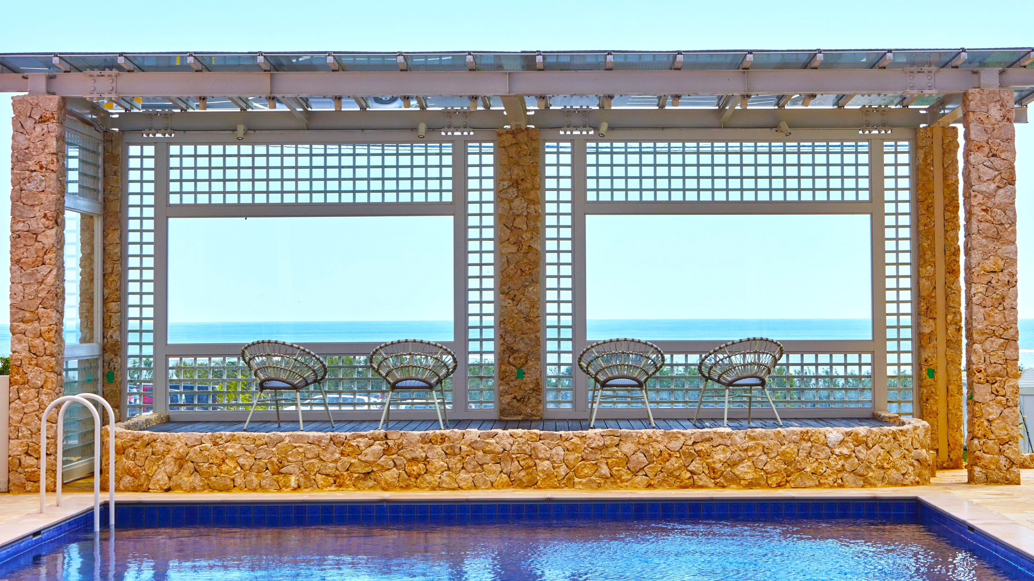[Poolside] Enjoy a relaxing island time