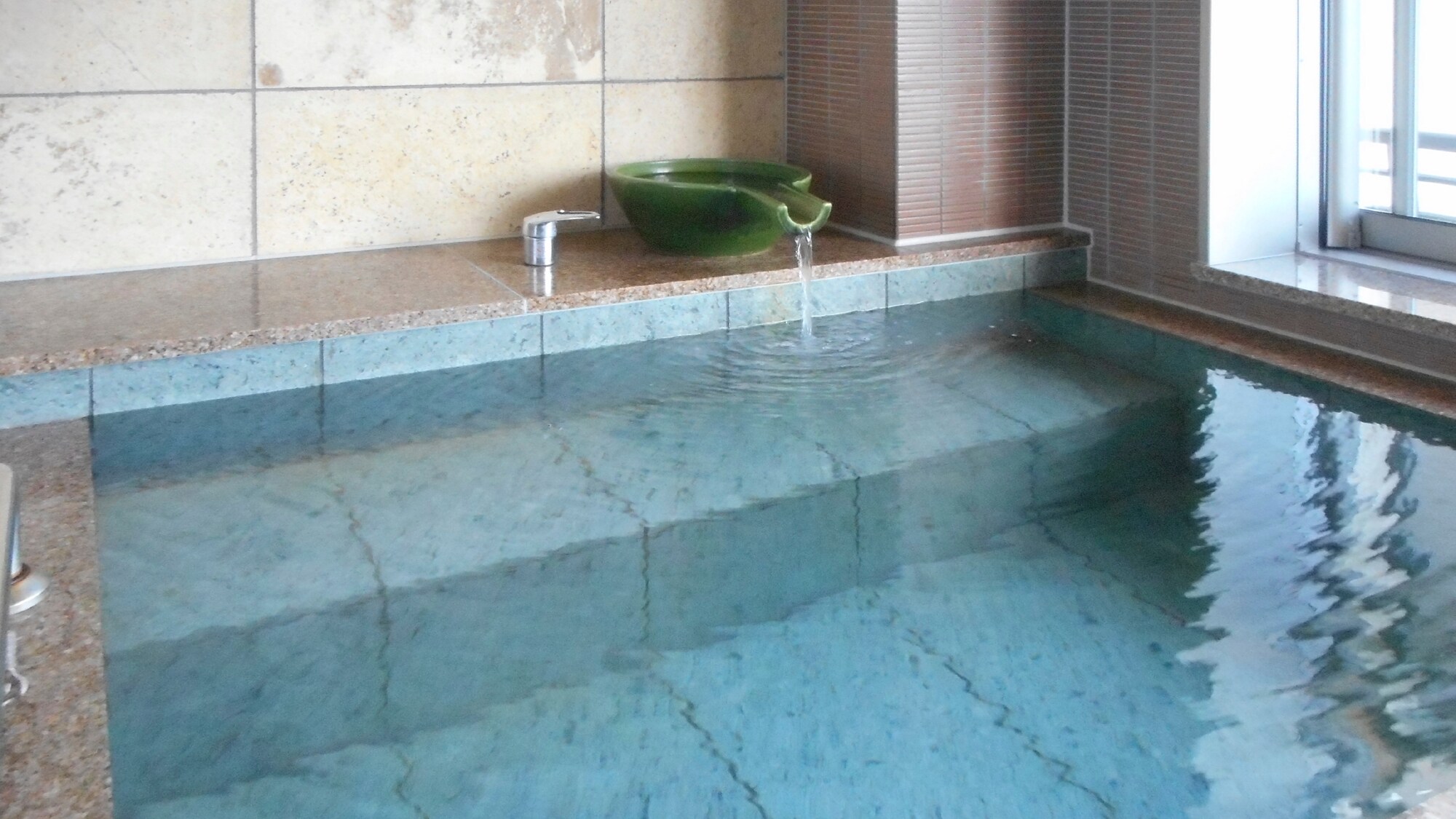 Phòng kết hợp phong cách Nhật Bản và phương Tây với bồn tắm bán ngoài trời (suối nước nóng) [Ví dụ về phòng tắm]