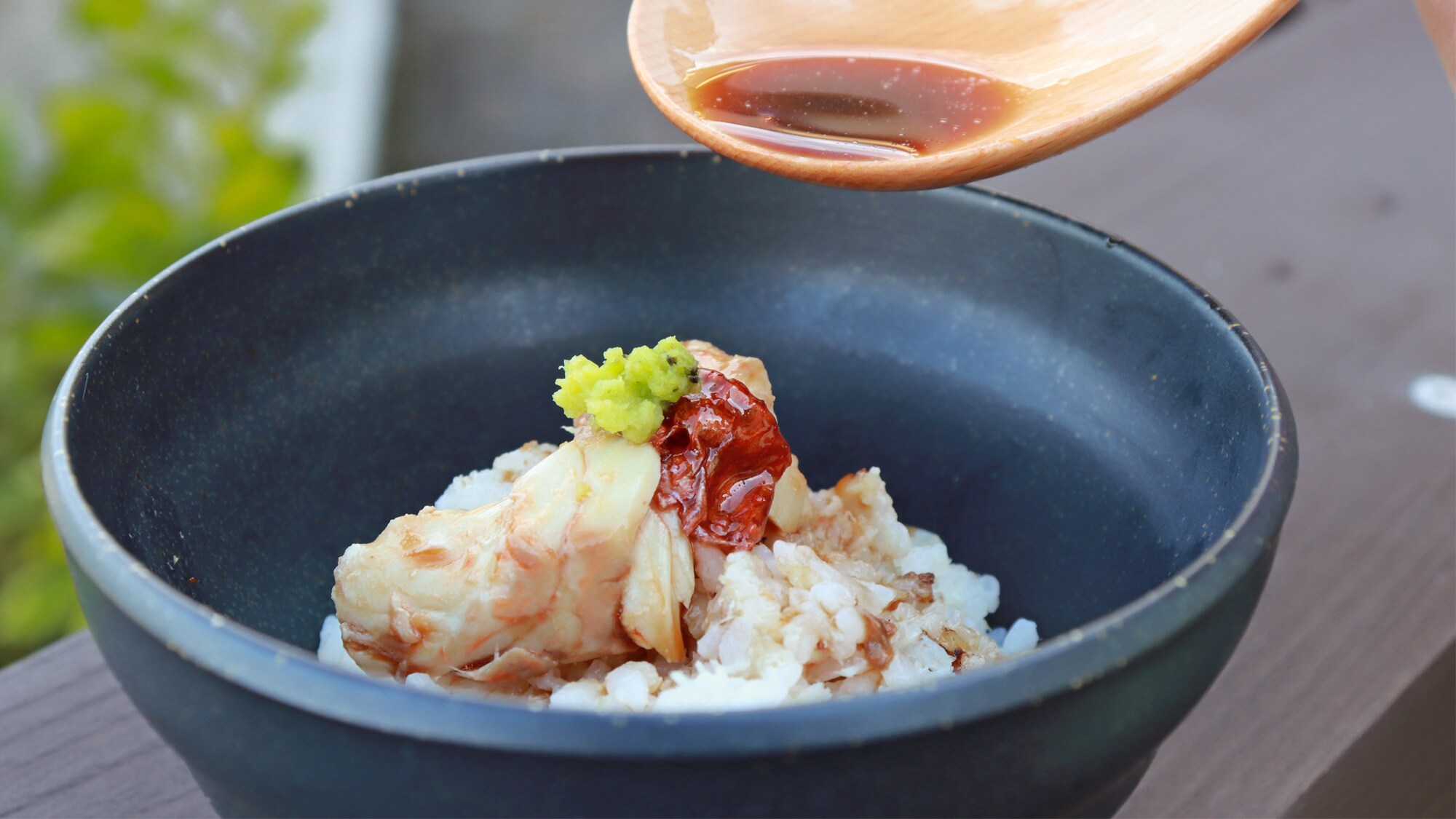 Nếu bạn rưới nước sốt dùng để ninh cá hồng lên nồi cơm cá hồng, món ăn sẽ có hương vị giống như hitsumabushi!