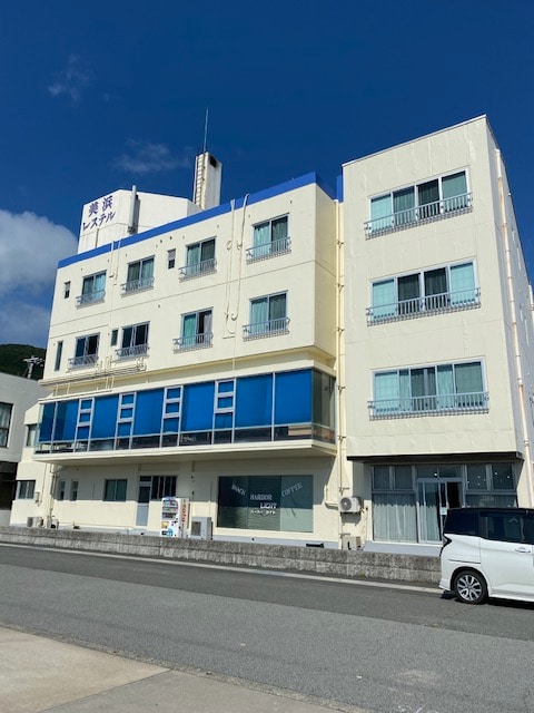 距離大海僅 15 步之遙！地理位置便利，距離中央碼頭、巴士站和便利商店僅 2 分鐘步行路程。