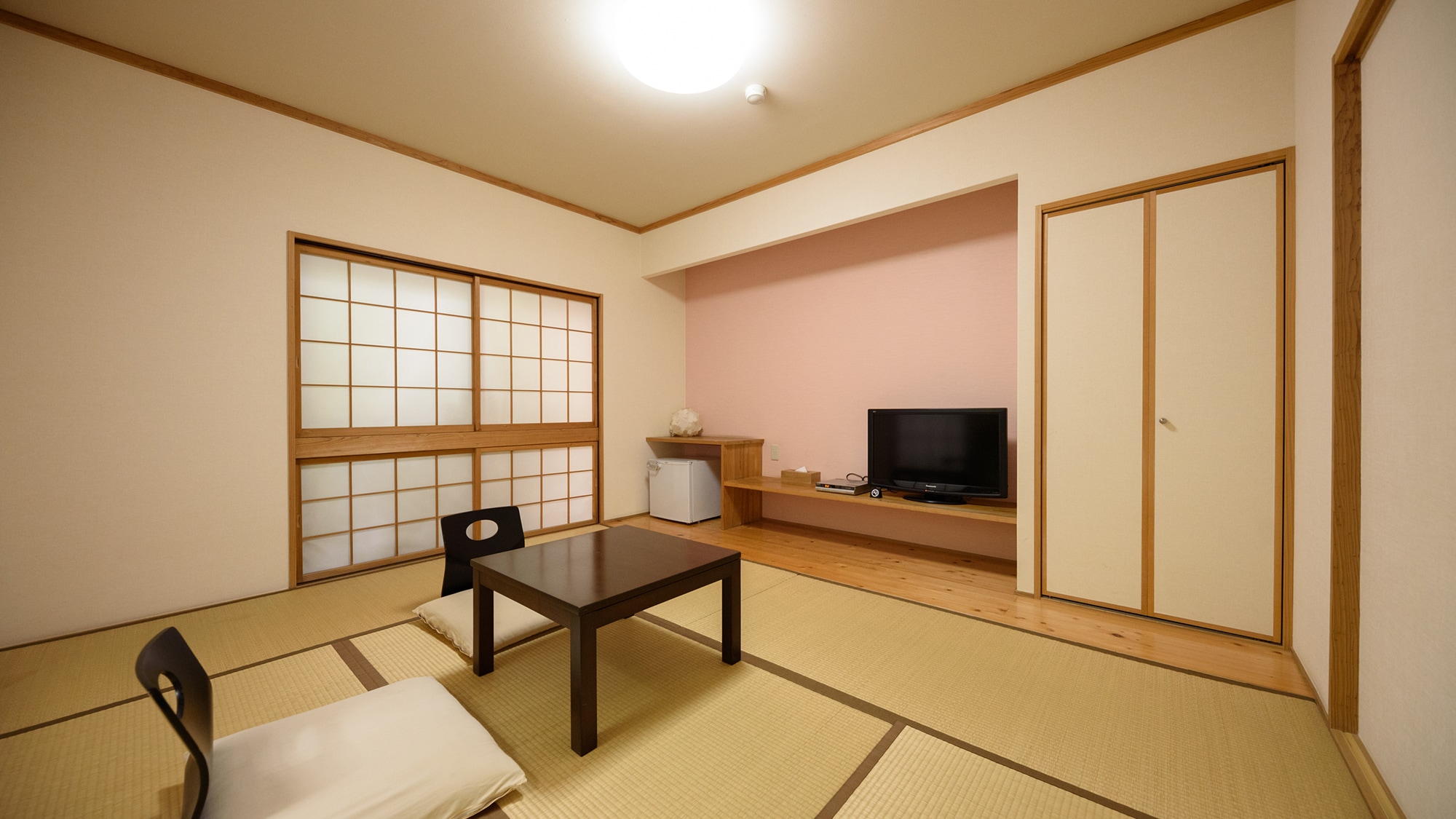 Japanese-style room with greenhouse bath 6 tatami mats + bath / toilet [Sakura]