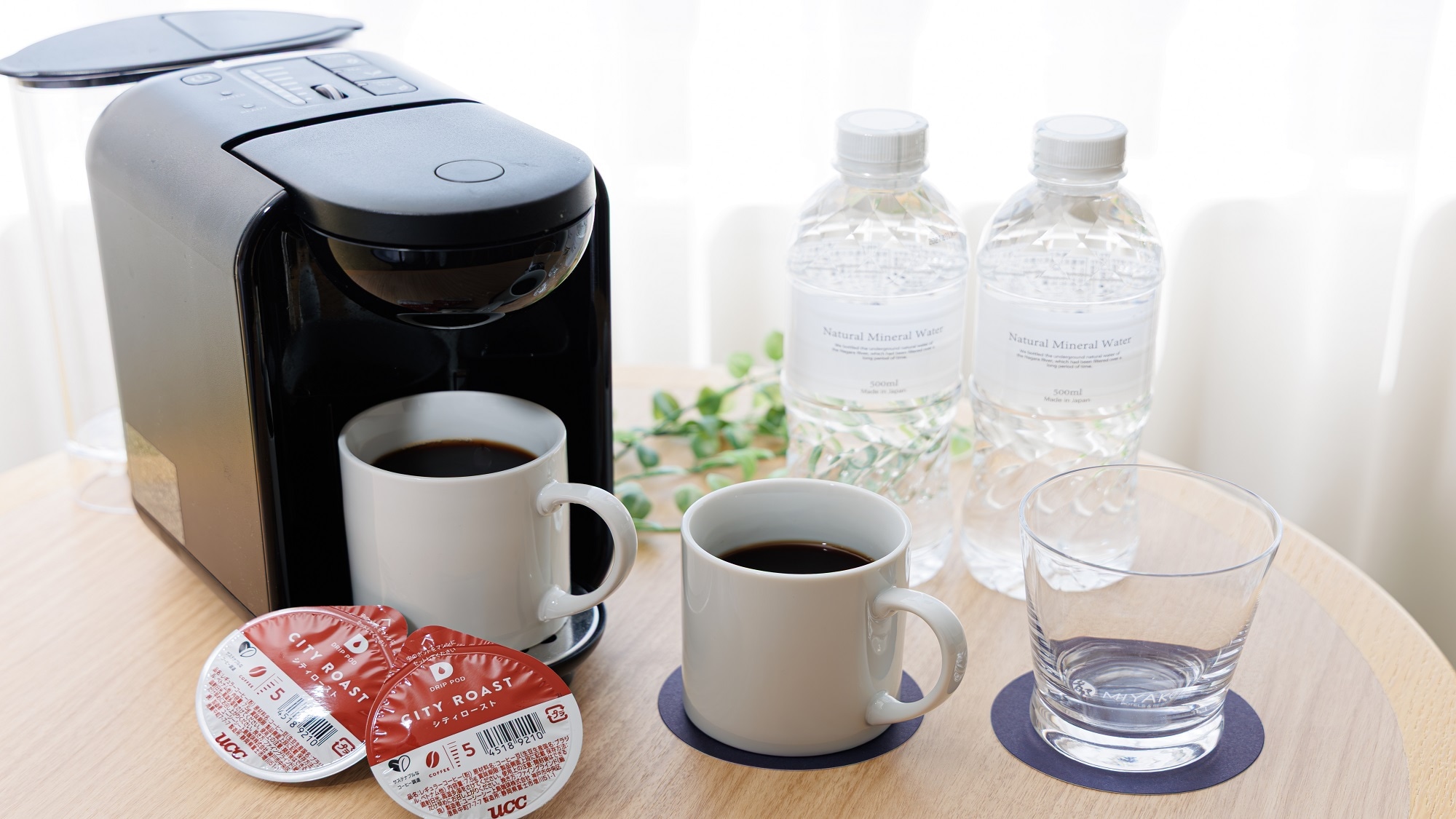 滴濾咖啡機和礦泉水