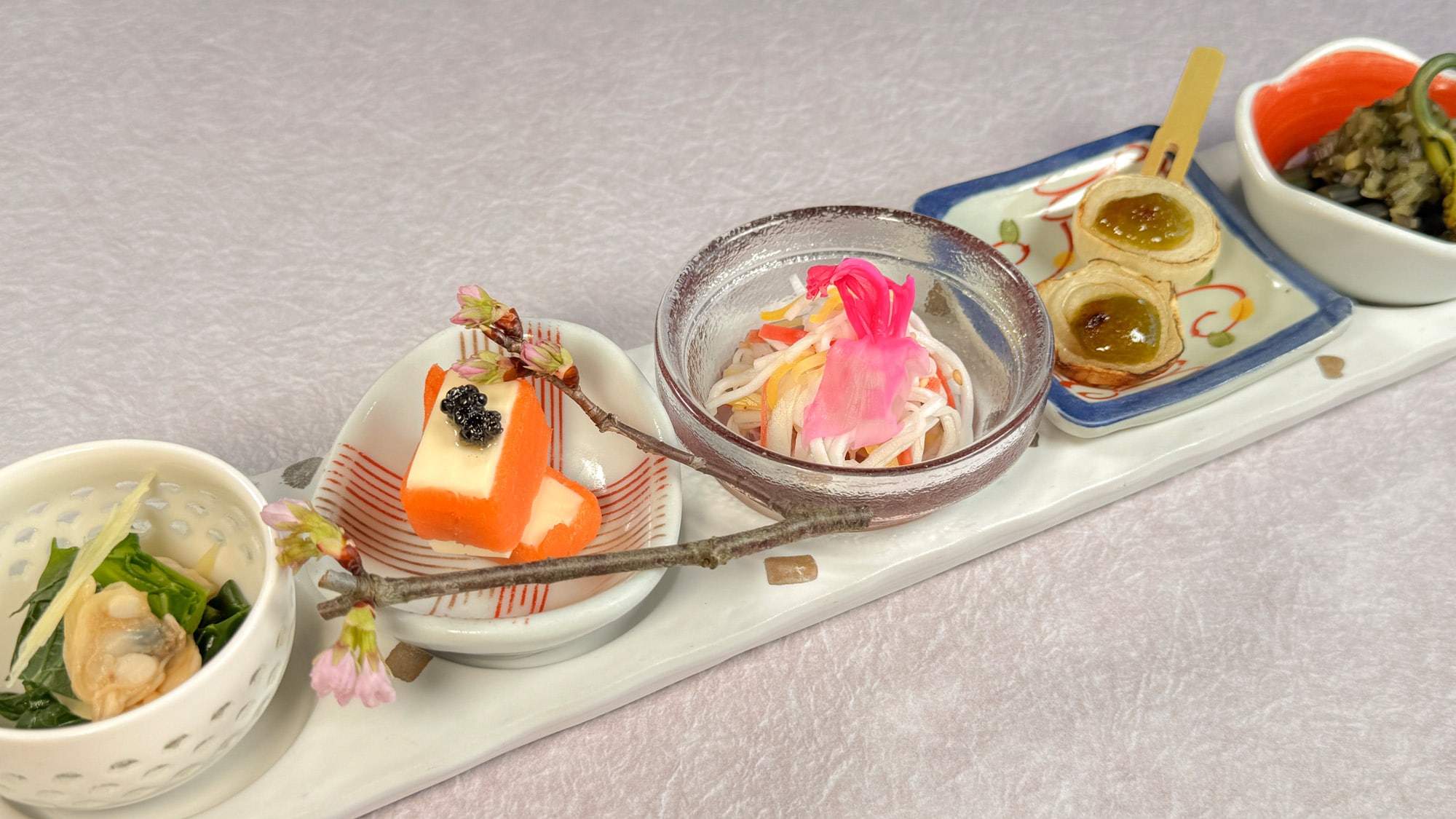 "Makanan Pembuka" Piring berisi 5 item sesuai musim