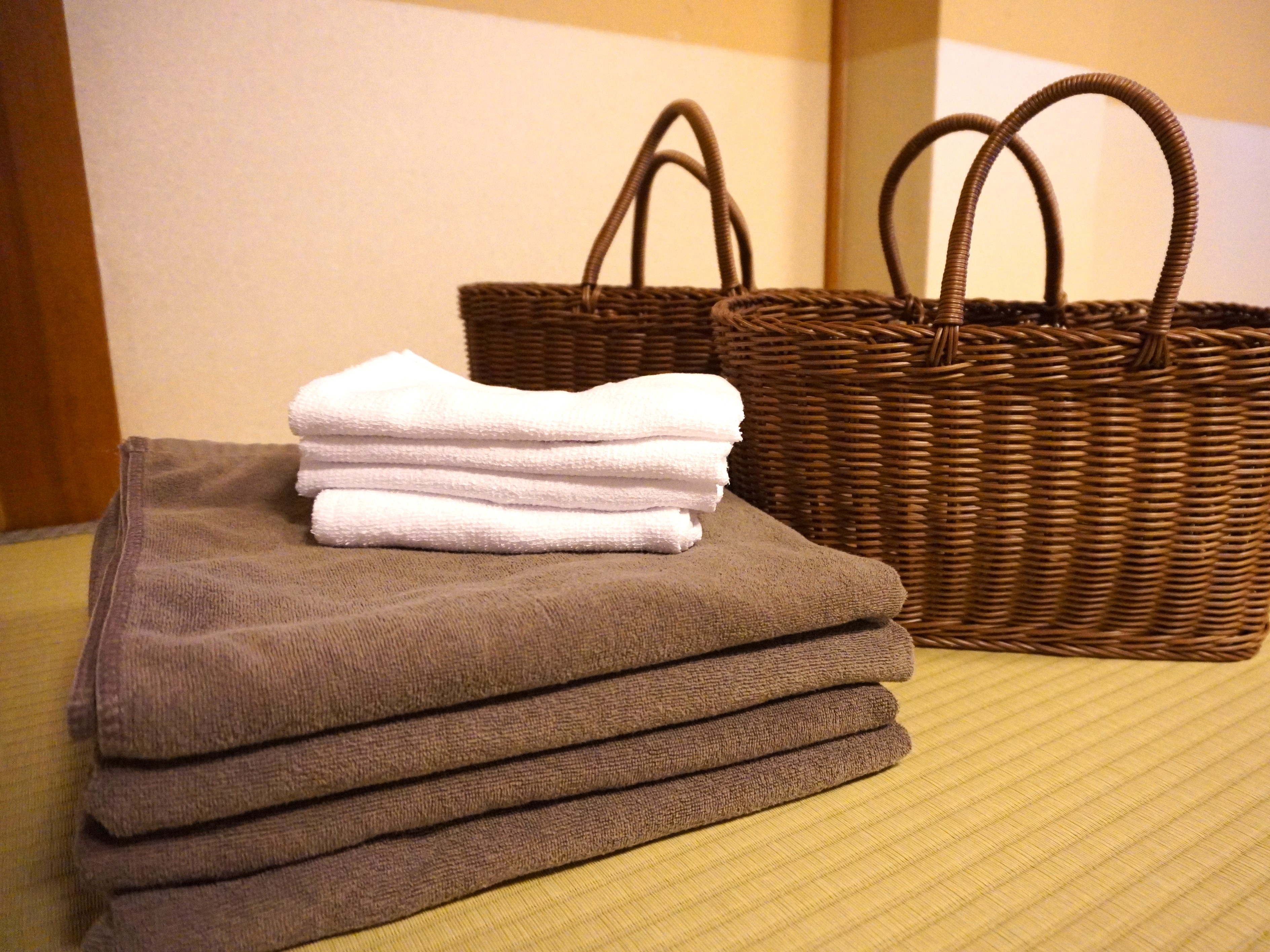 At Kangetsu-tei and Semi-Suite, two towels are provided per person.