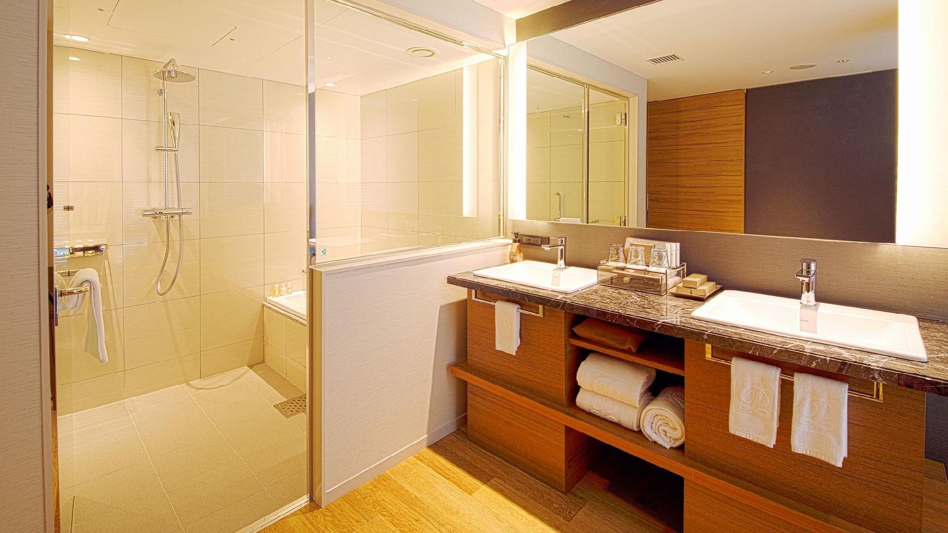 Corner room (bathroom)