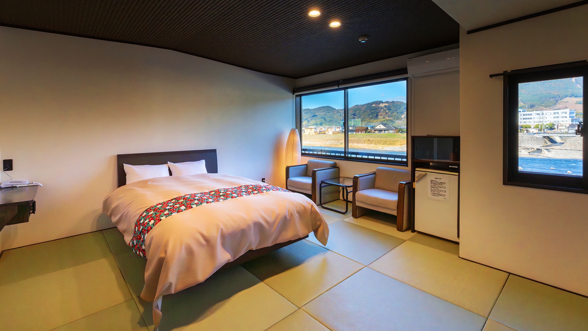 ■Seoto-■A double bed is installed on the tatami mat. This room has a view of the Chikugo River.