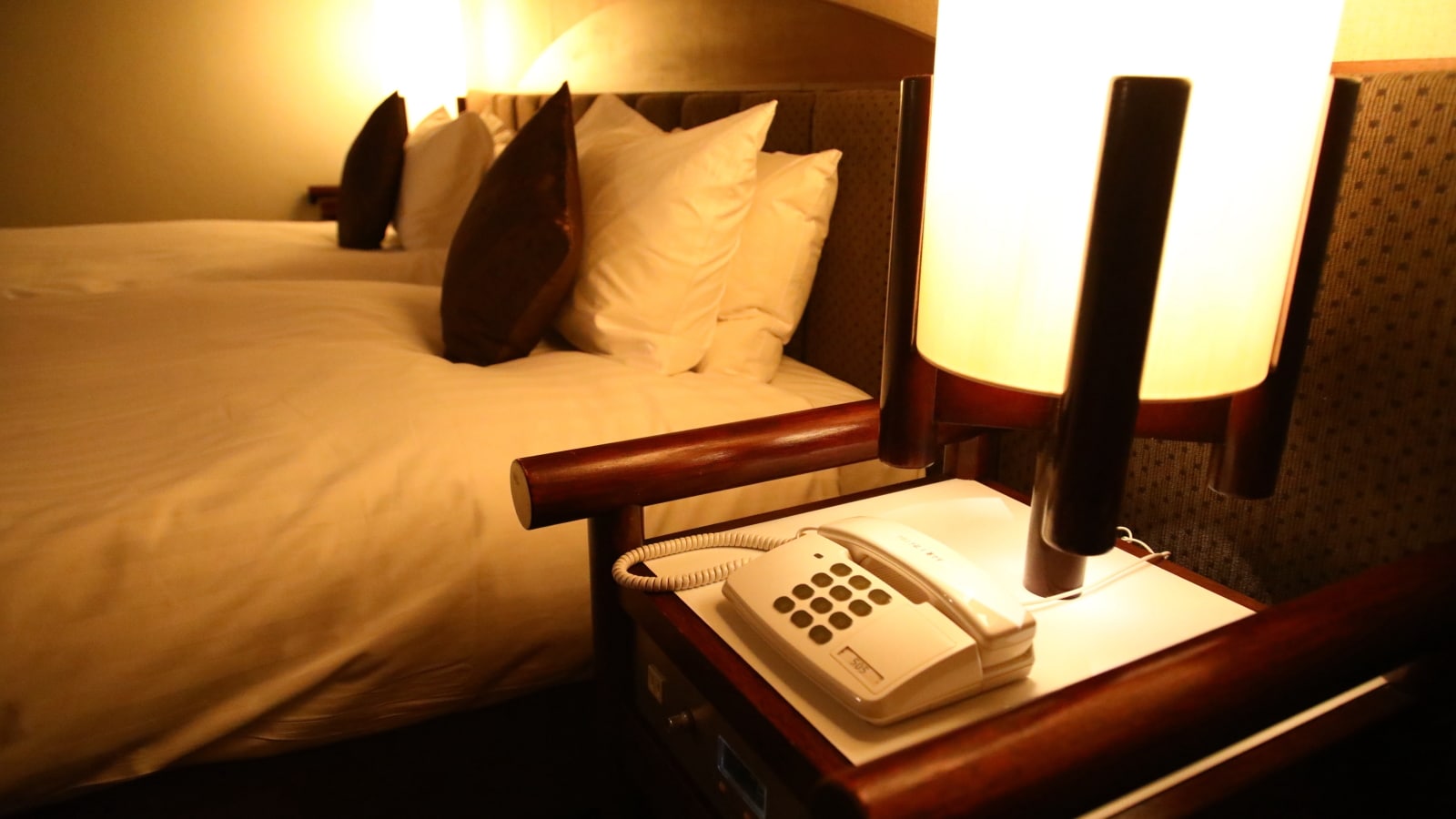 [Western room on the sea side] You can connect to the front desk by calling No. 1. If you have any concerns, please call us