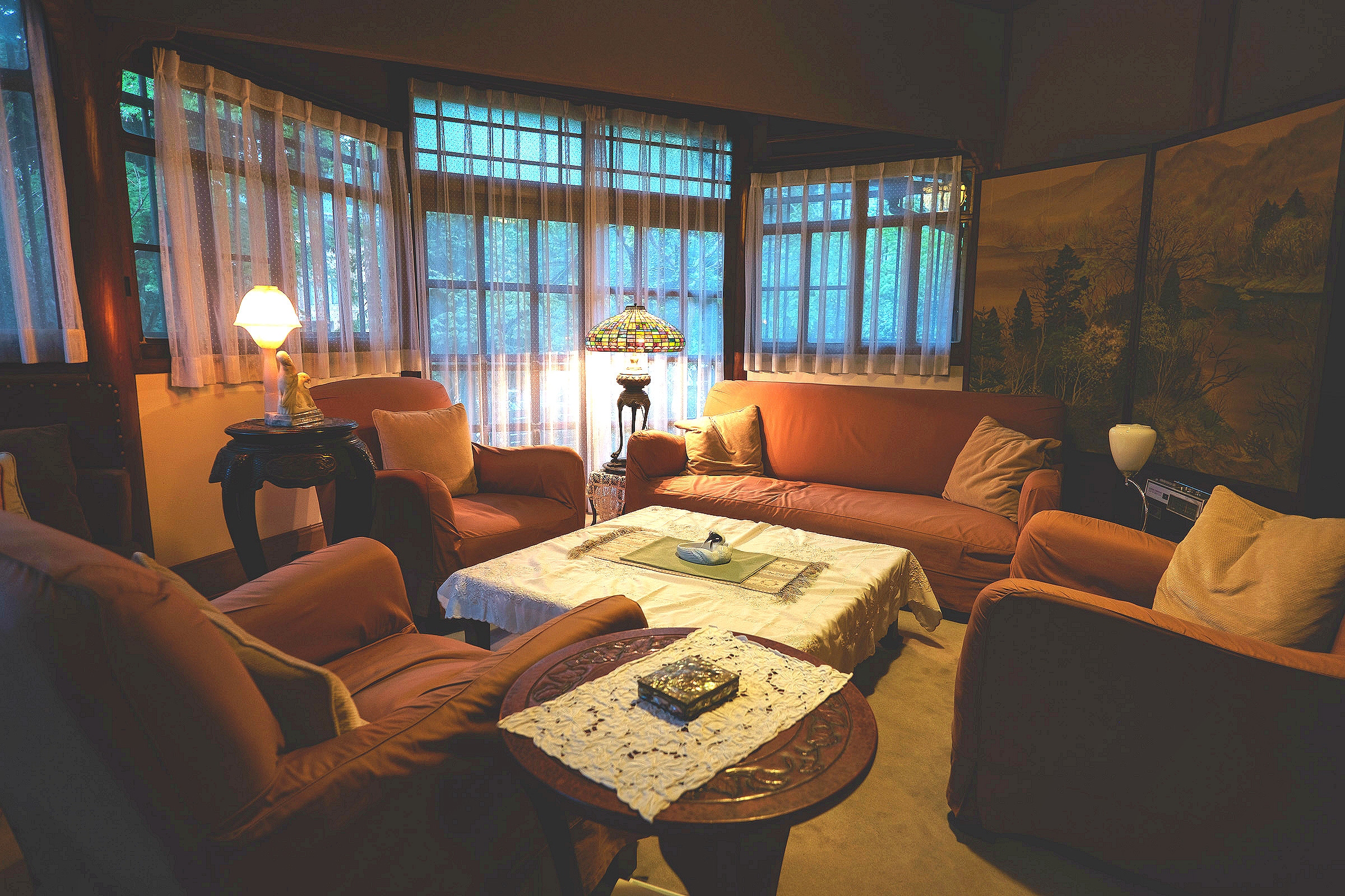 Hexagonal reception room