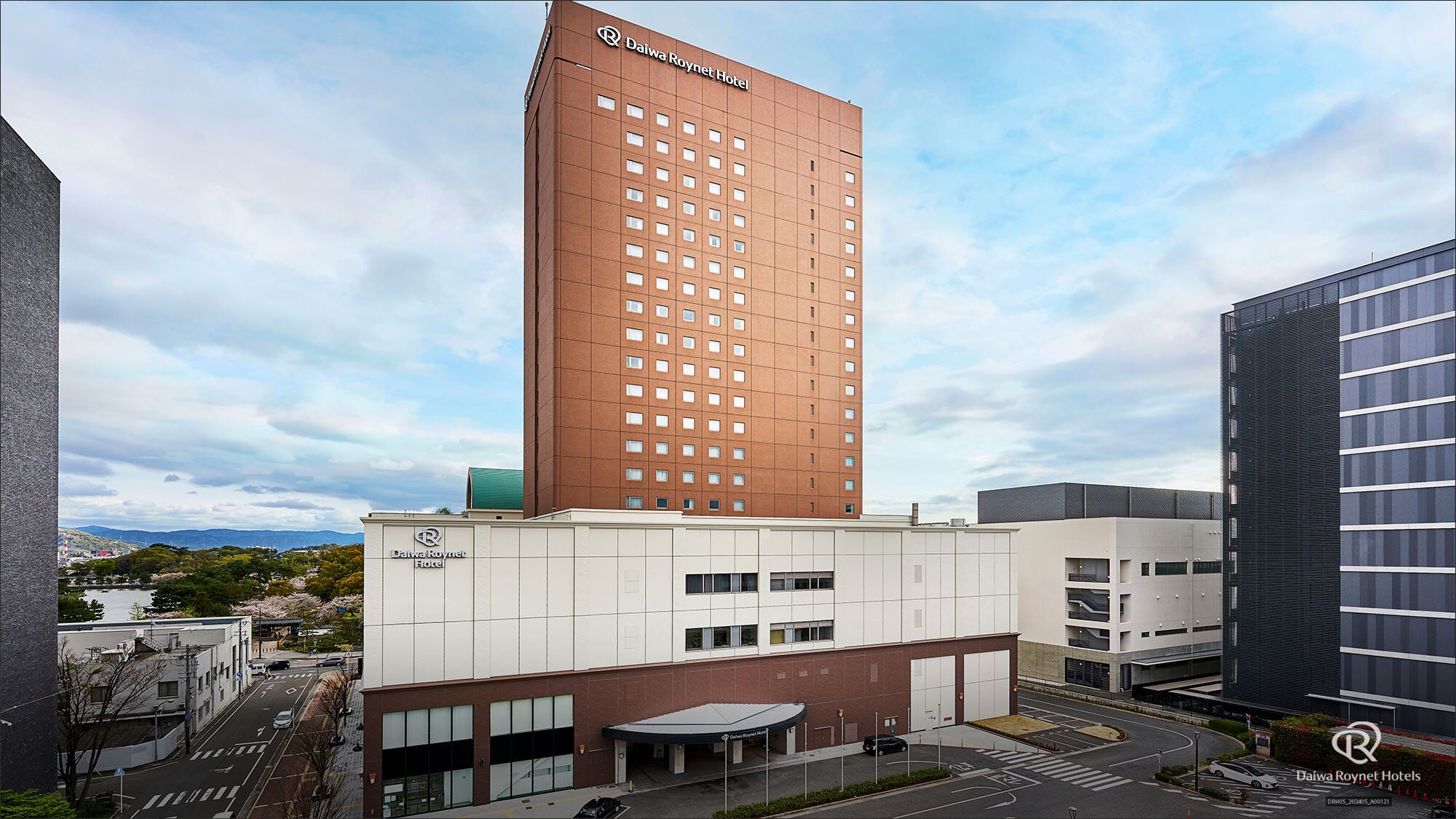 Hotel exterior (daytime)