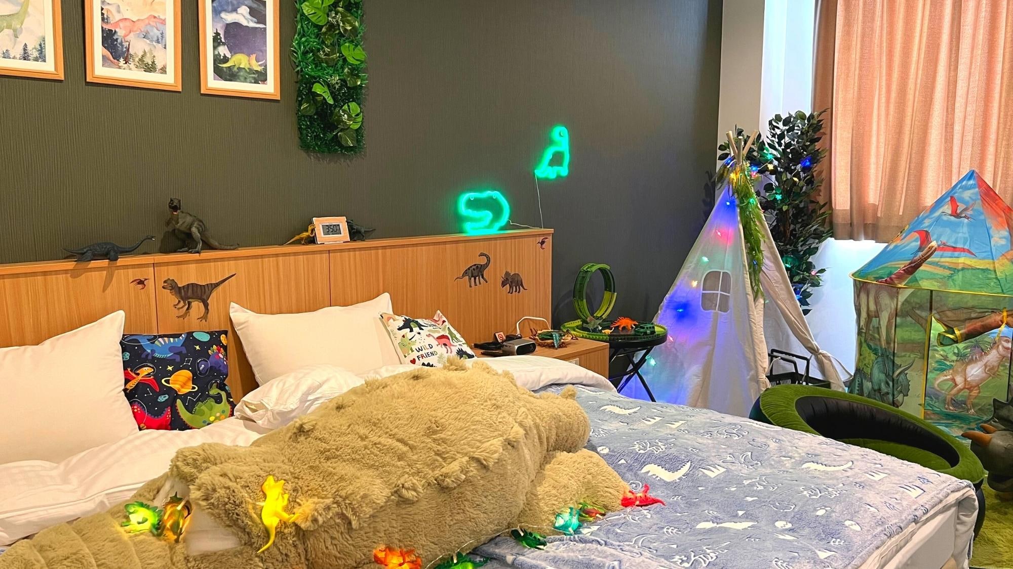 <Forest> Dinosaur Room Full of play equipment such as dinosaur tents and figures. A must-see for dinosaur lovers!