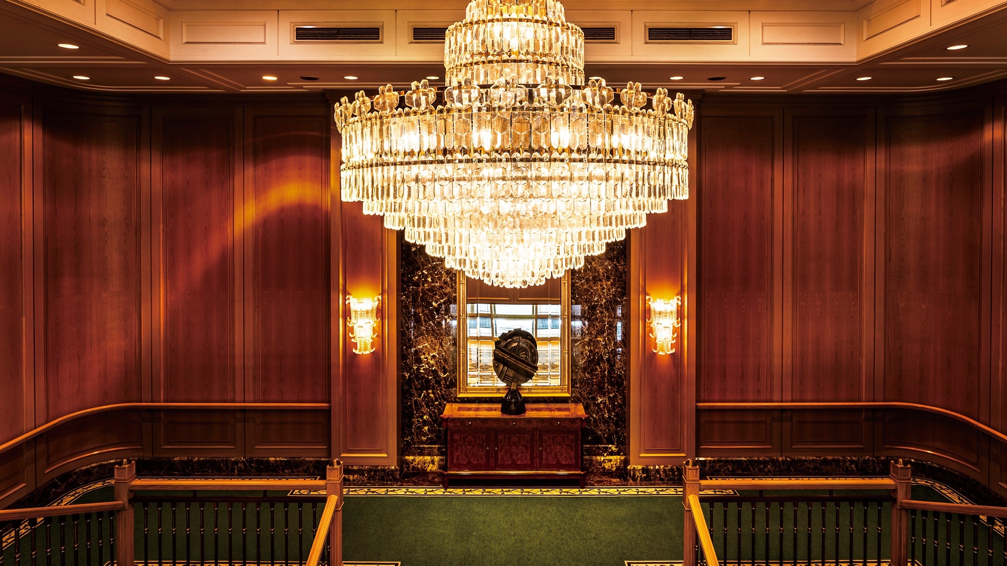 [Ruang yang indah] Foyer dengan lampu gantung yang cantik.