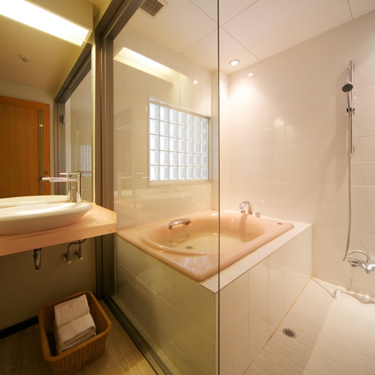 [Matsutsuki Terrace / Triple] Not only a shower booth but also an indoor bath