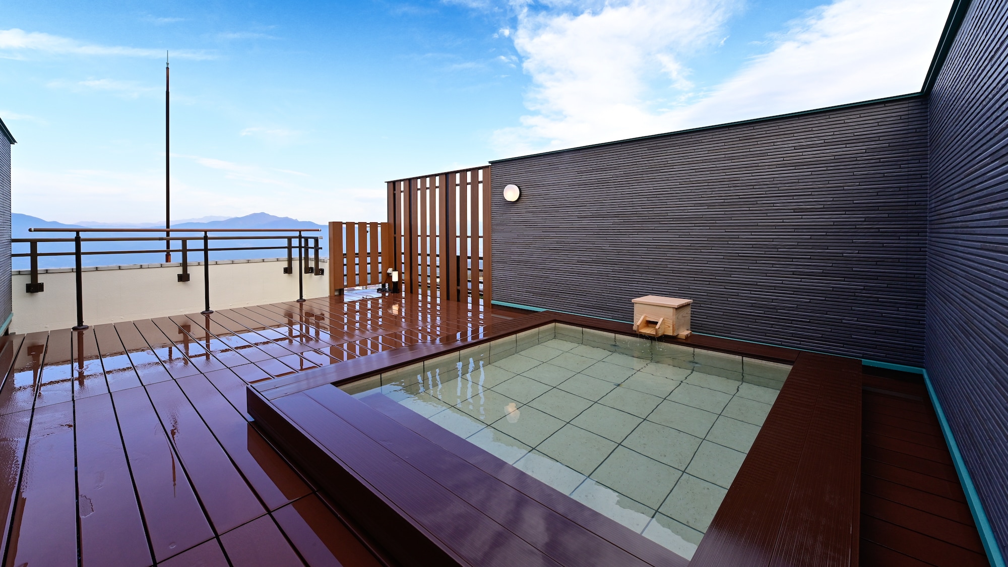 The open-air observation bath "Ukigumo" located on the top floor of the hotel offers a panoramic view of the majestic Joshu mountain range! It is one of the hotel's famous spots.