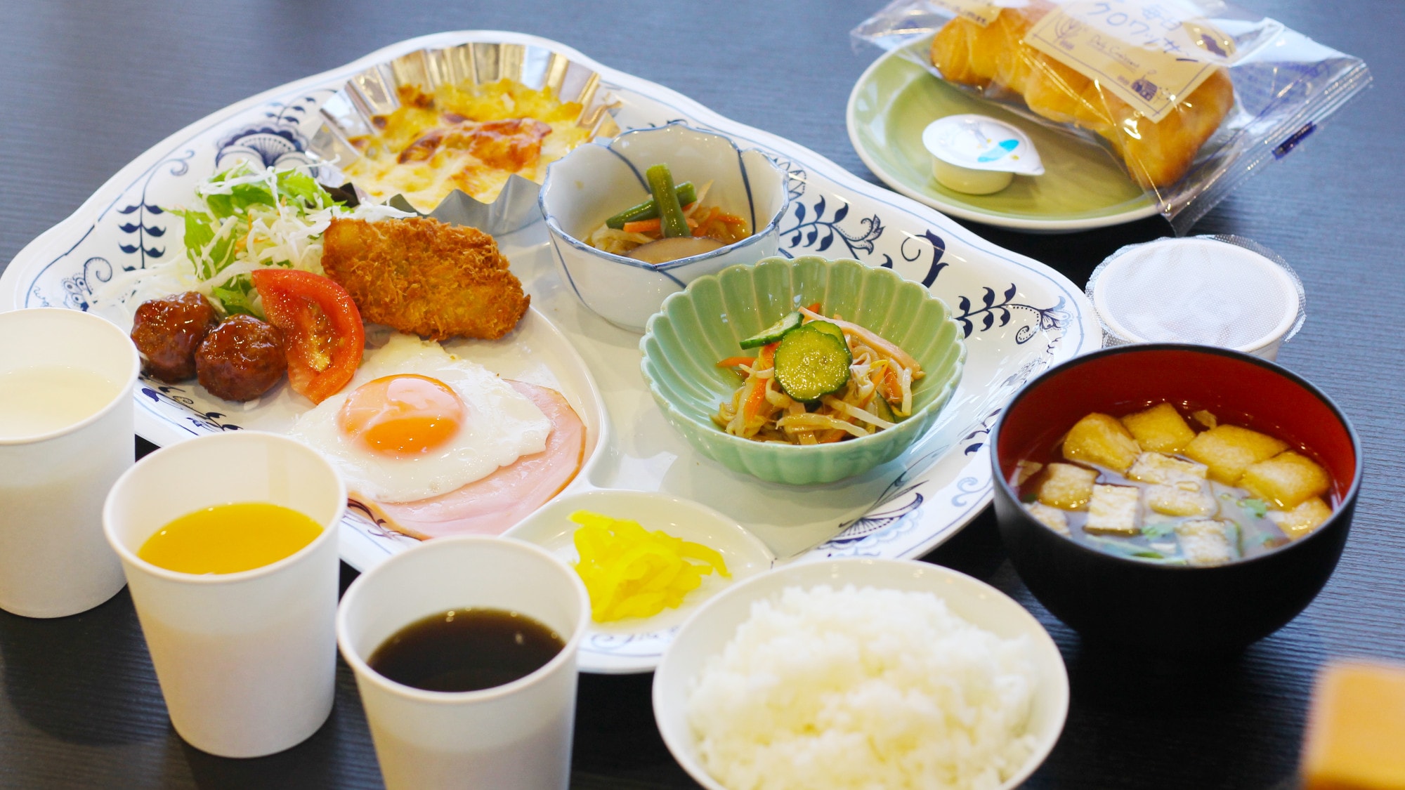 [Breakfast] Our proud Japanese set meal made with locally produced ingredients (contents subject to change depending on the availability of produce).