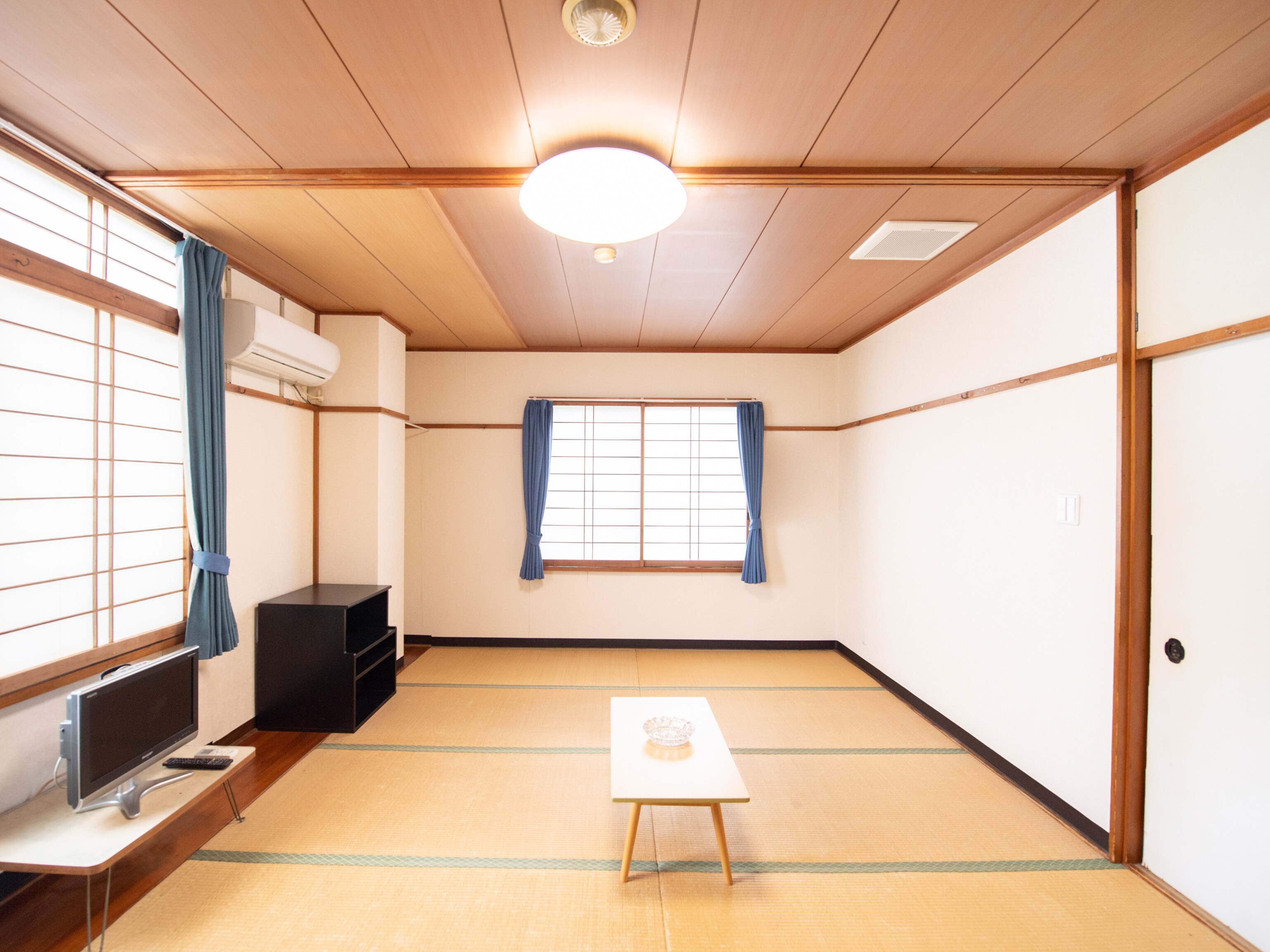 [Male only] [Smoking] Japanese-style room for 1-4 people (shared bathroom and toilet)