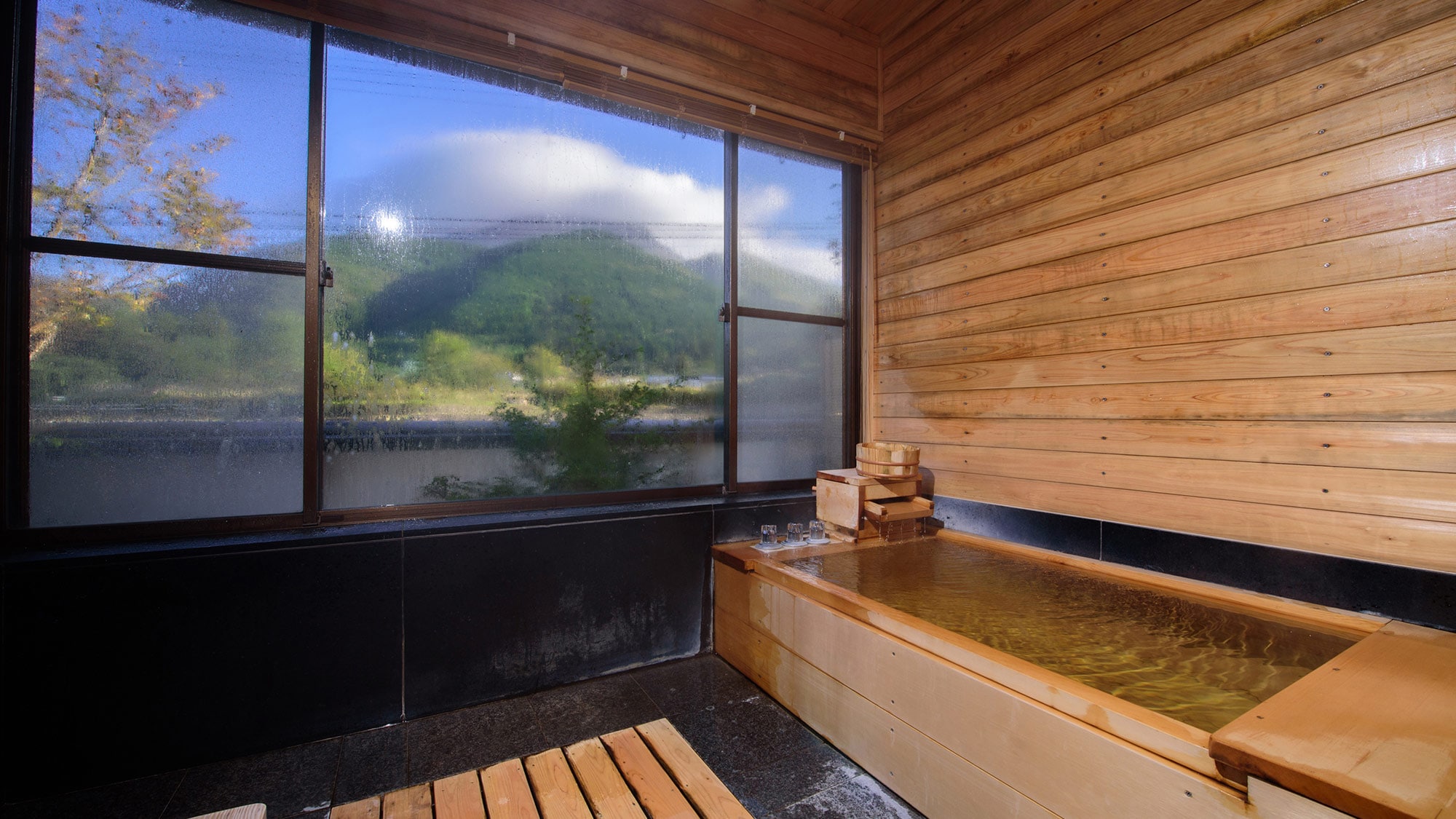 [Agano] A cypress bath with a cypress bath