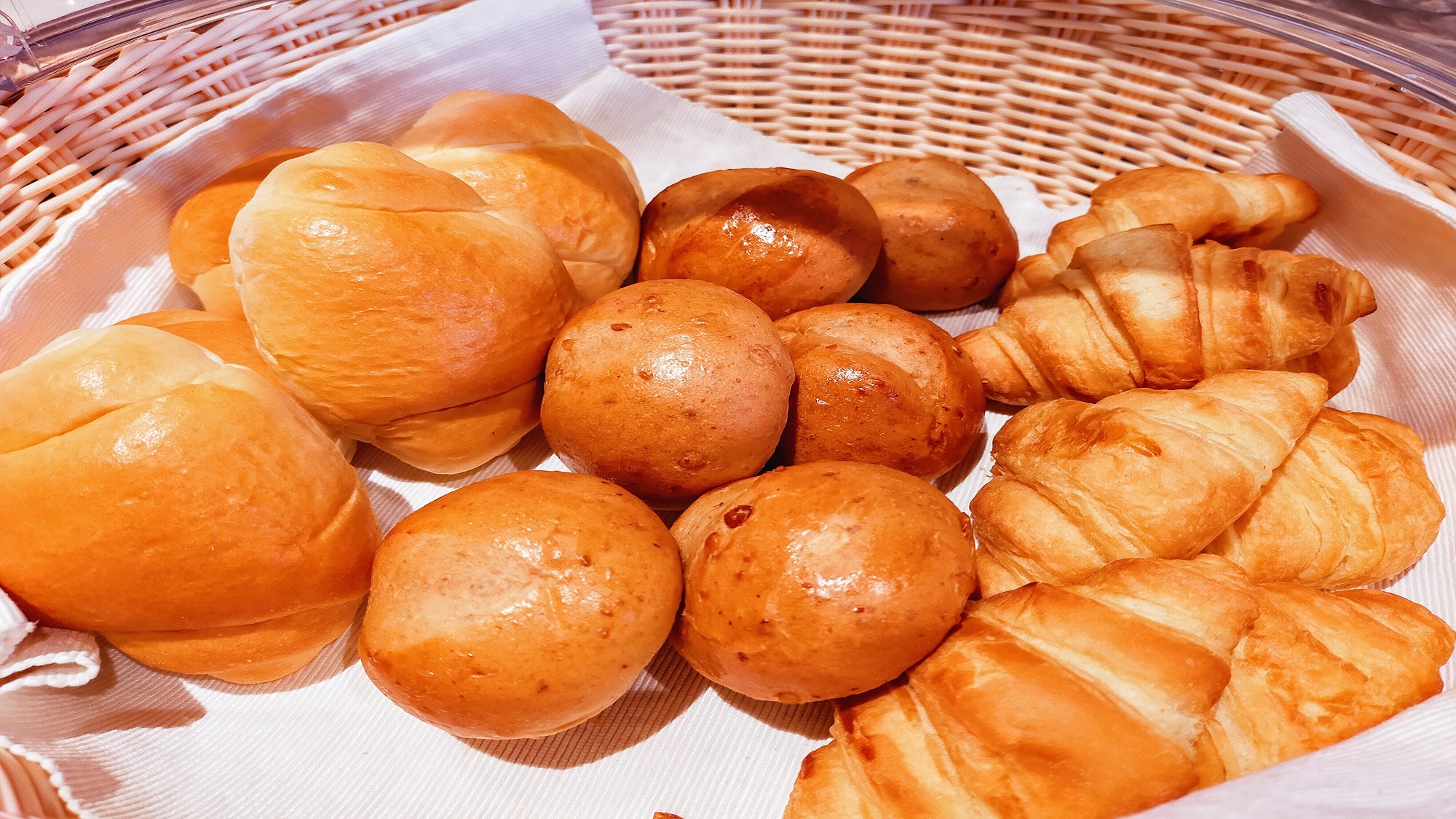 Croissants and walnut bread are also available in a size that can be easily picked up ♪