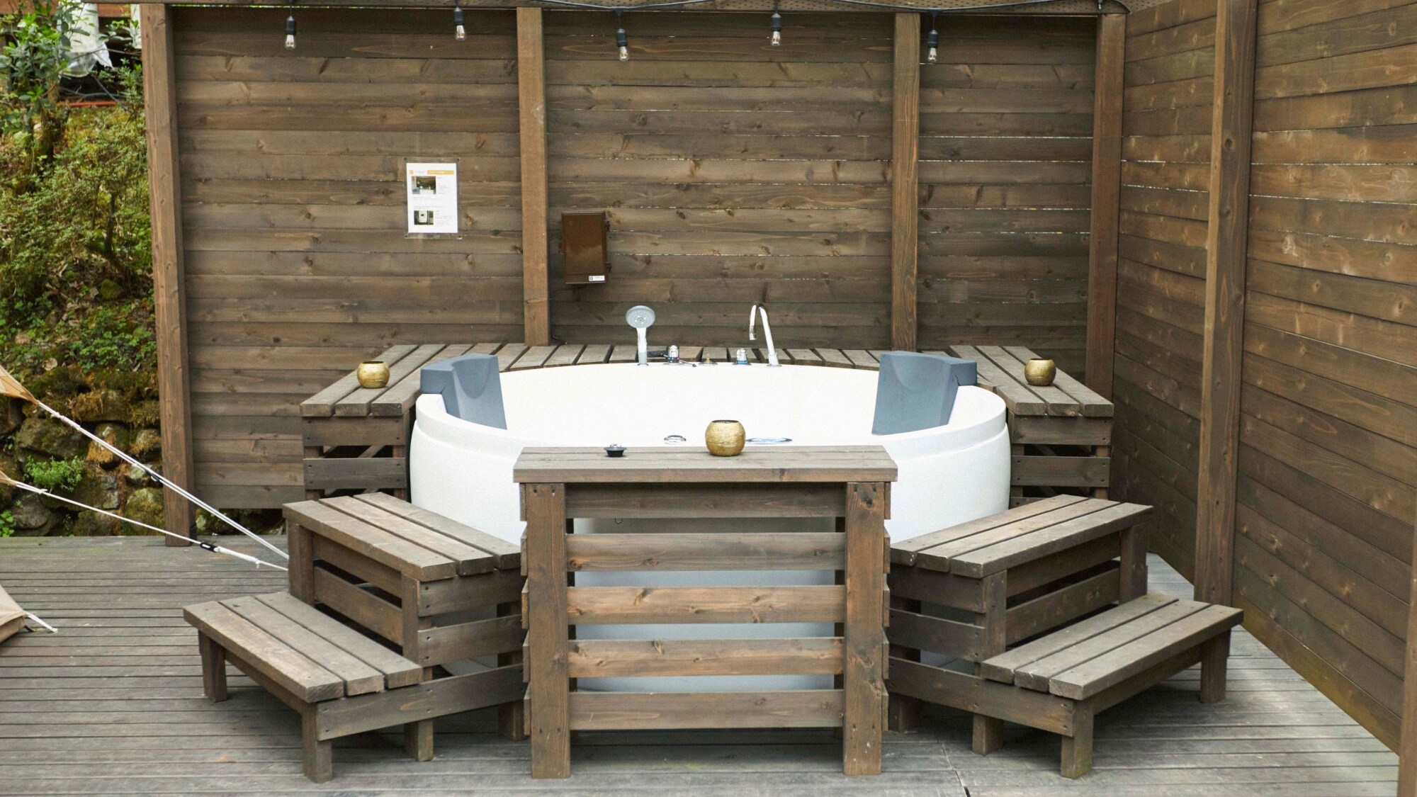*[SITE_B/Jacuzzi] Hãy để tâm trí bạn được thư giãn trong bồn tắm hòa mình vào thiên nhiên.