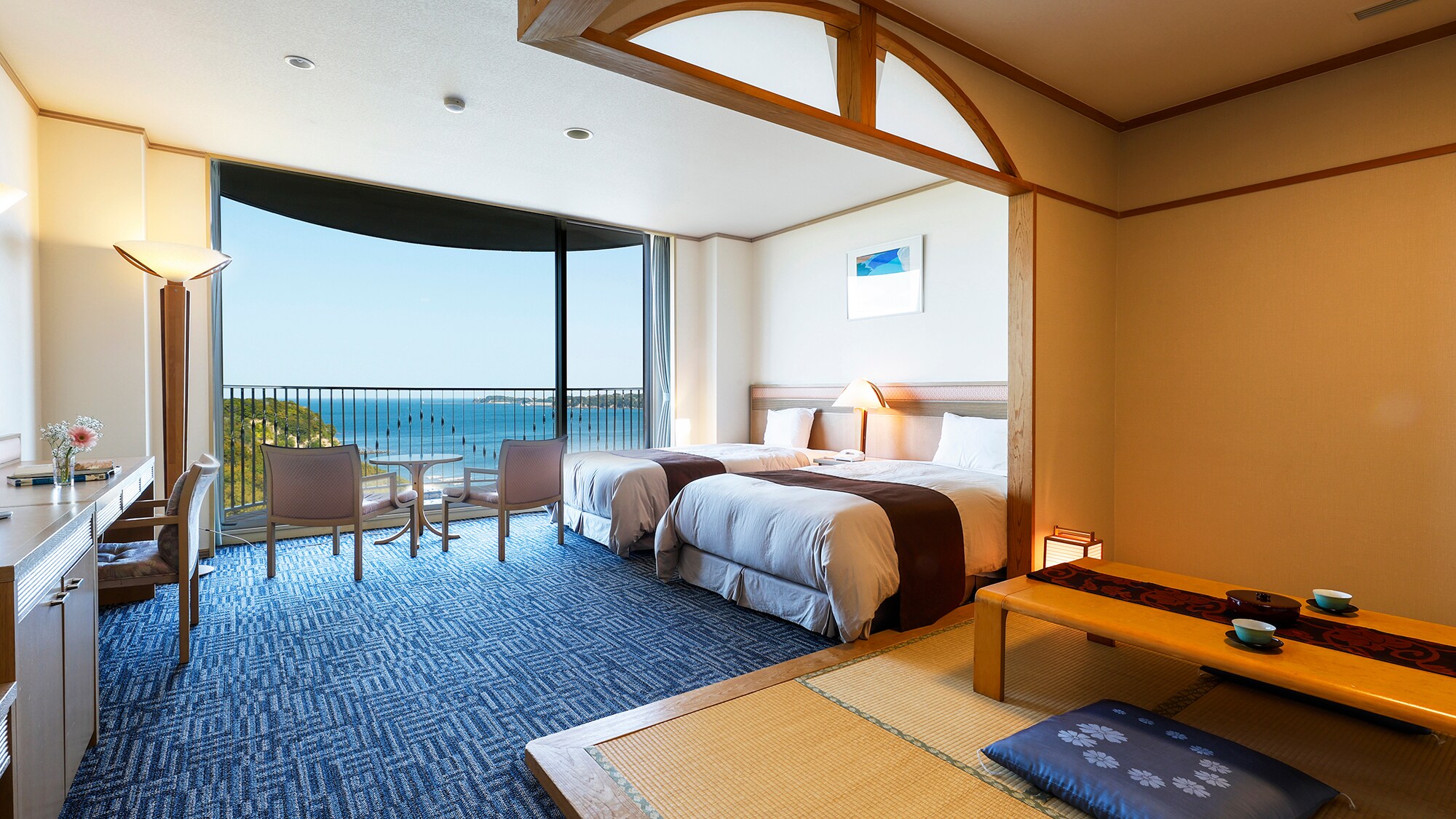 【顶楼日西合璧客房】日式与西式风格交织的顶楼空间,可一边眺望壮丽美景,一边享受幸福时光。