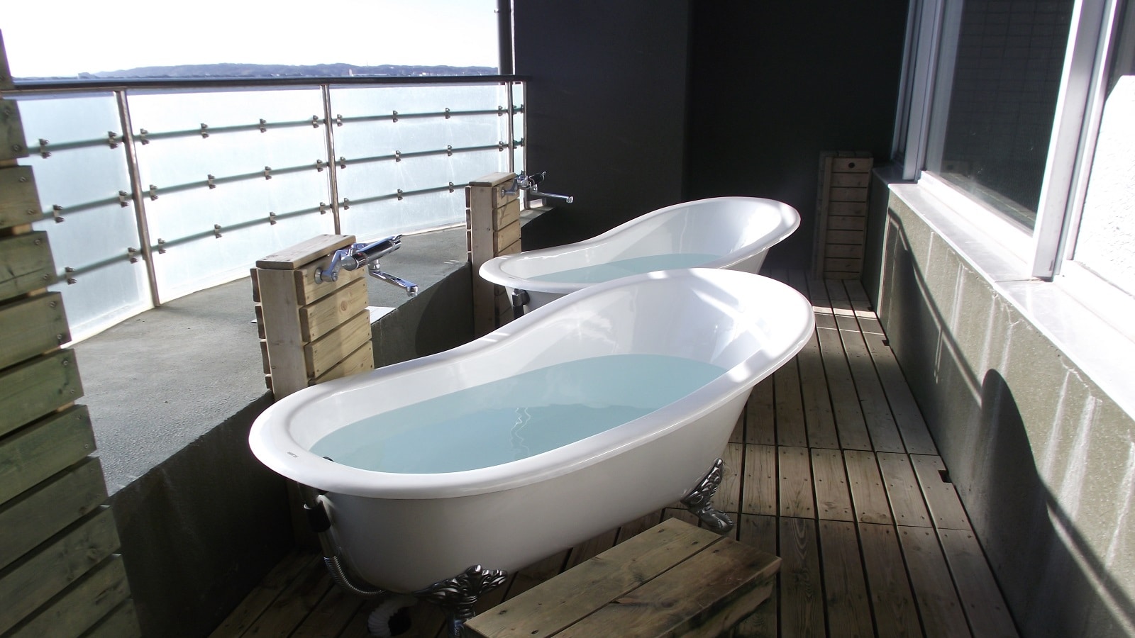 [Open-air bath] A bath for each person is prepared as an aerial open-air bath on the terrace of the large communal bath.
