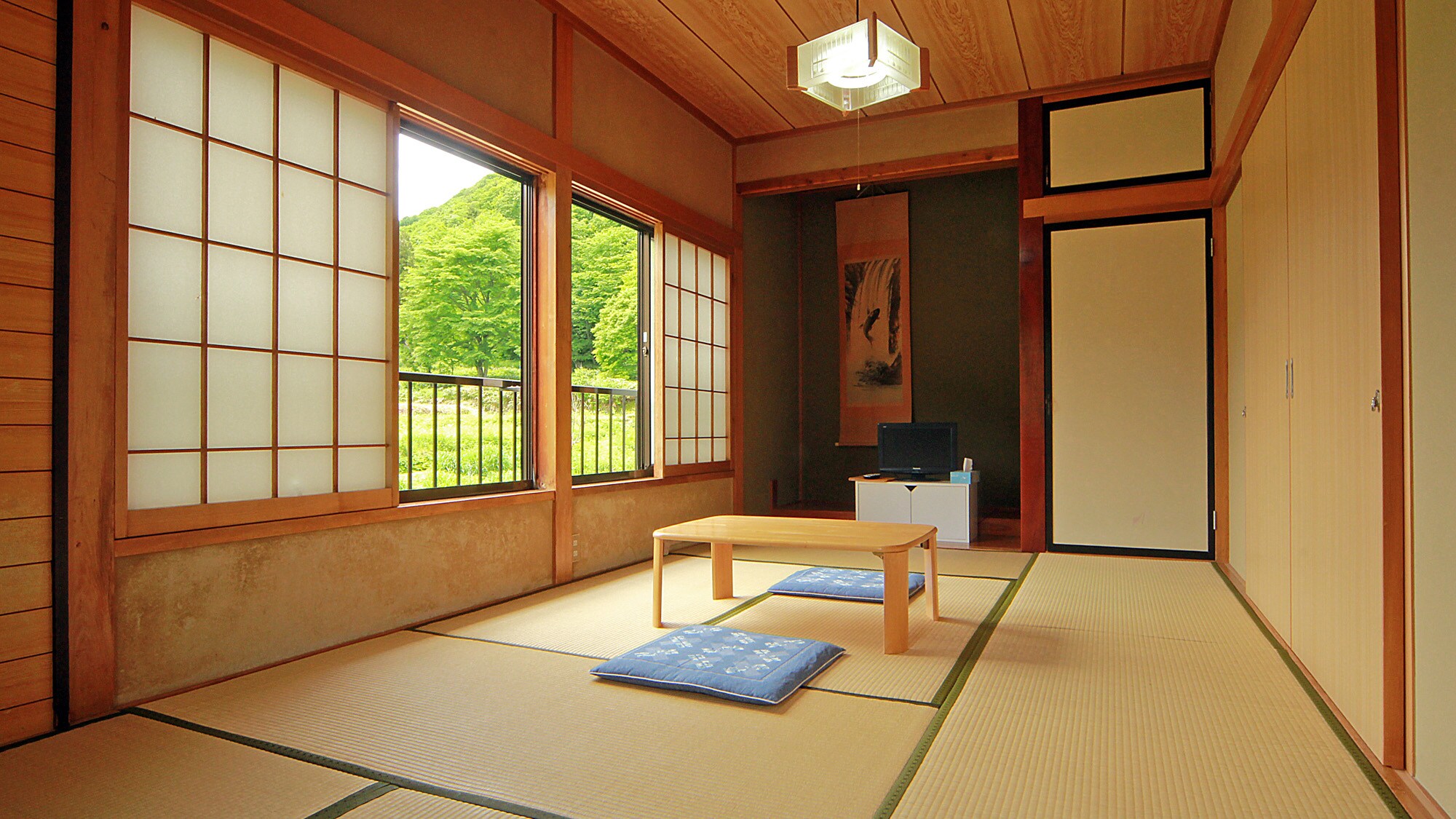 [Japanese-style room with 10 tatami mats] A spacious guest room