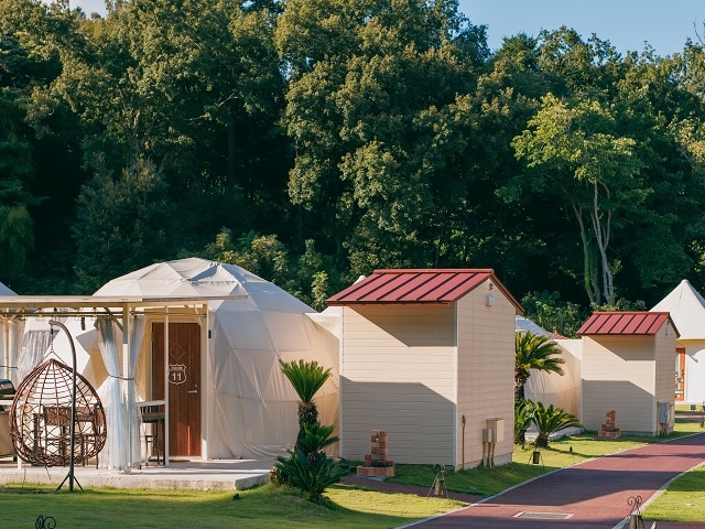 Dome tent glamping exterior