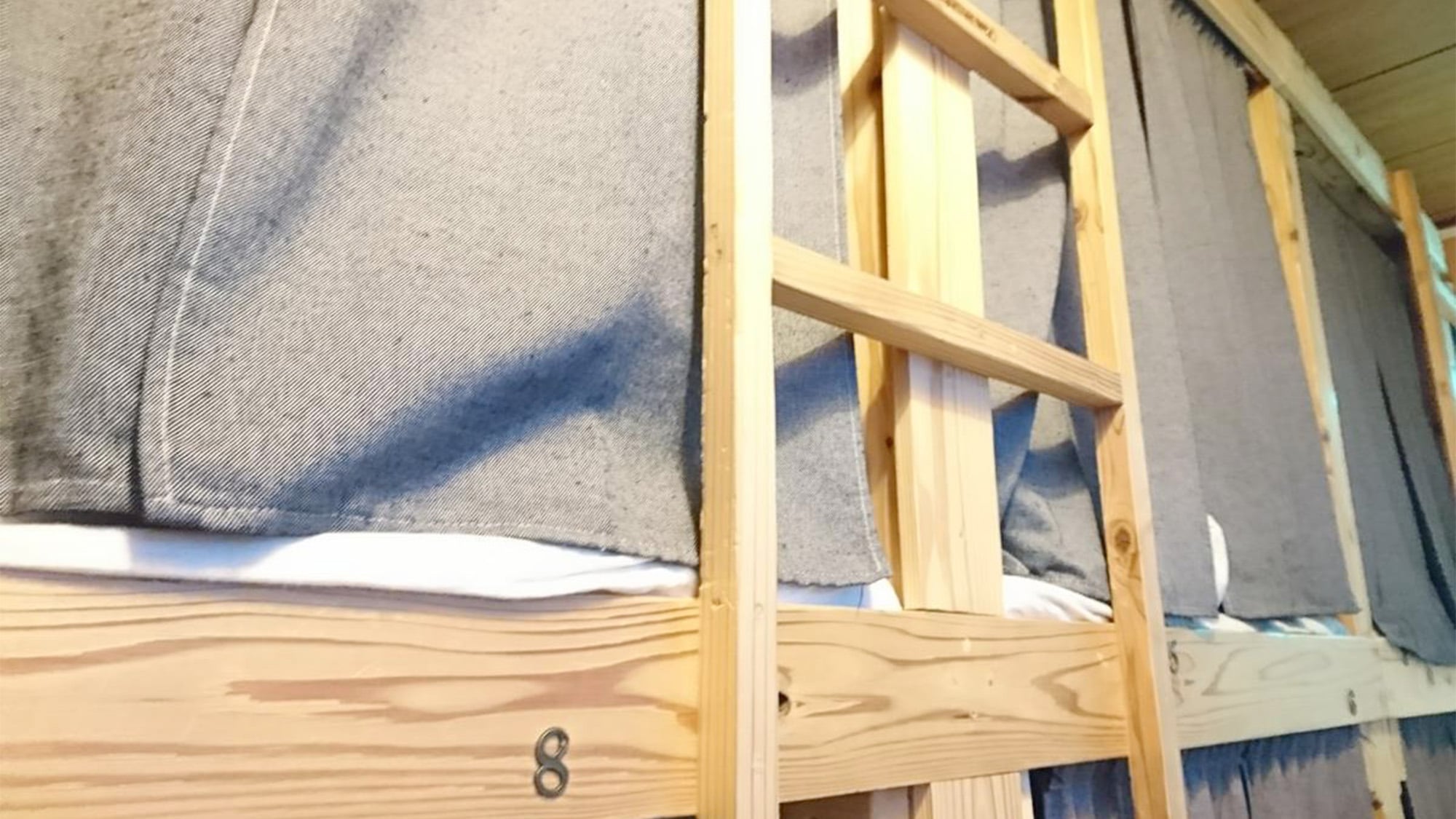 ・ 用窗帘与墙壁隔开，确保私密性。