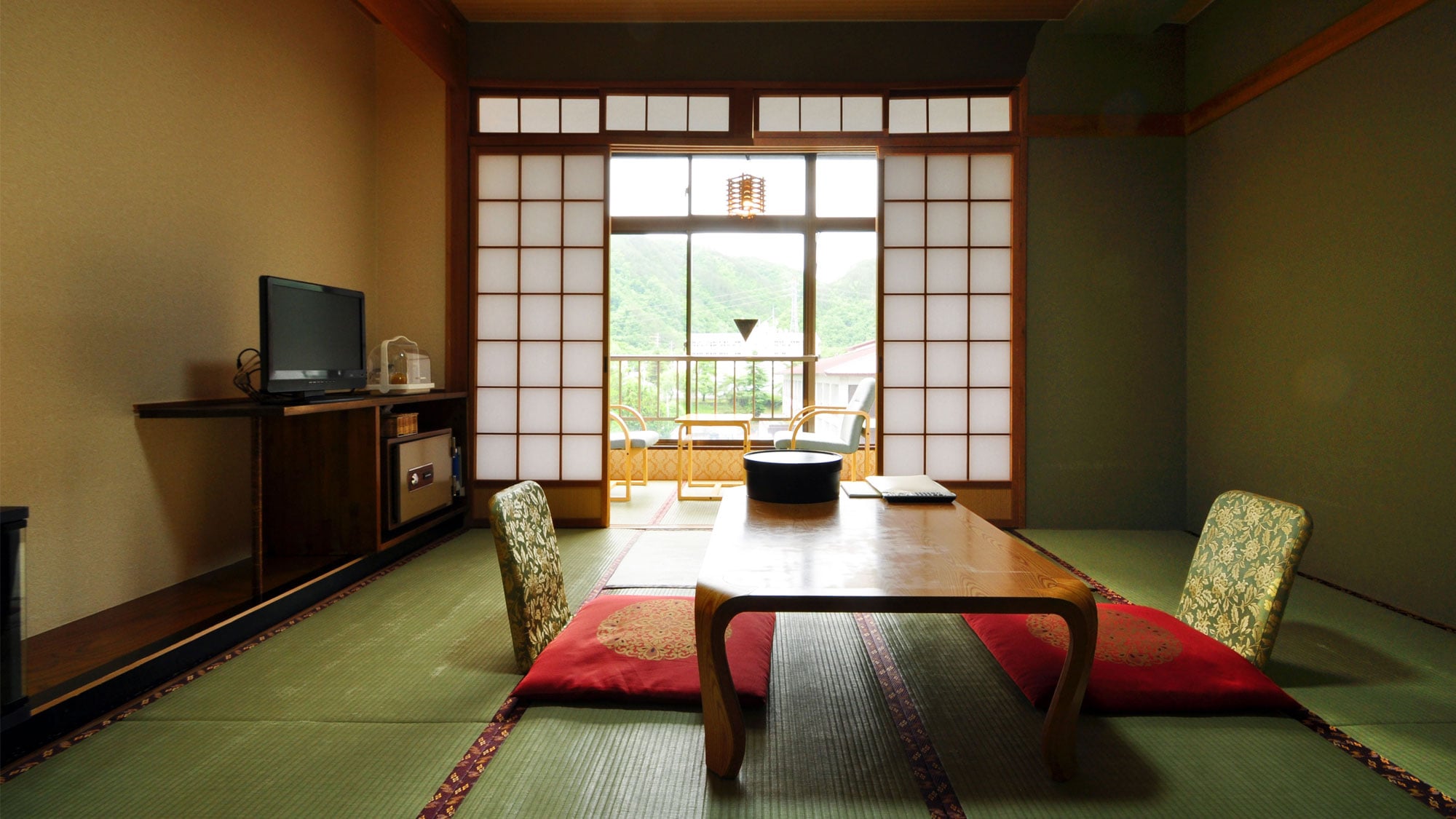 [8 tatami Japanese-style room] You can forget the hustle and bustle of everyday life while looking at the cityscape and nature from the window.