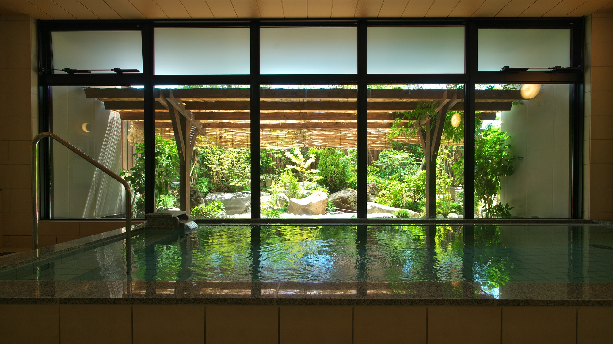 A bathhouse that uses underground water from the Hakusan Mountains.