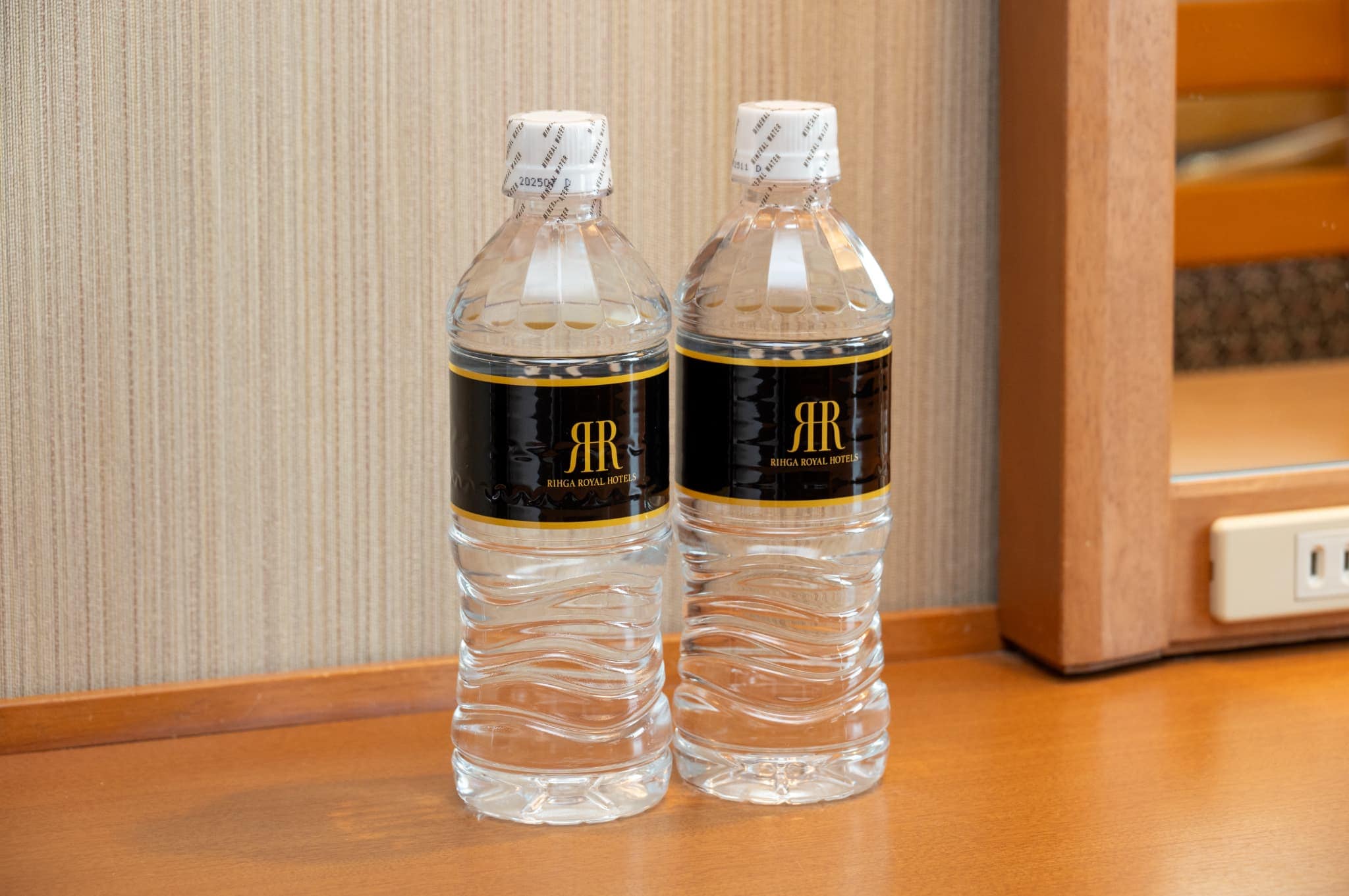 我們為每個房間  提供常溫礦泉水，每人一瓶。