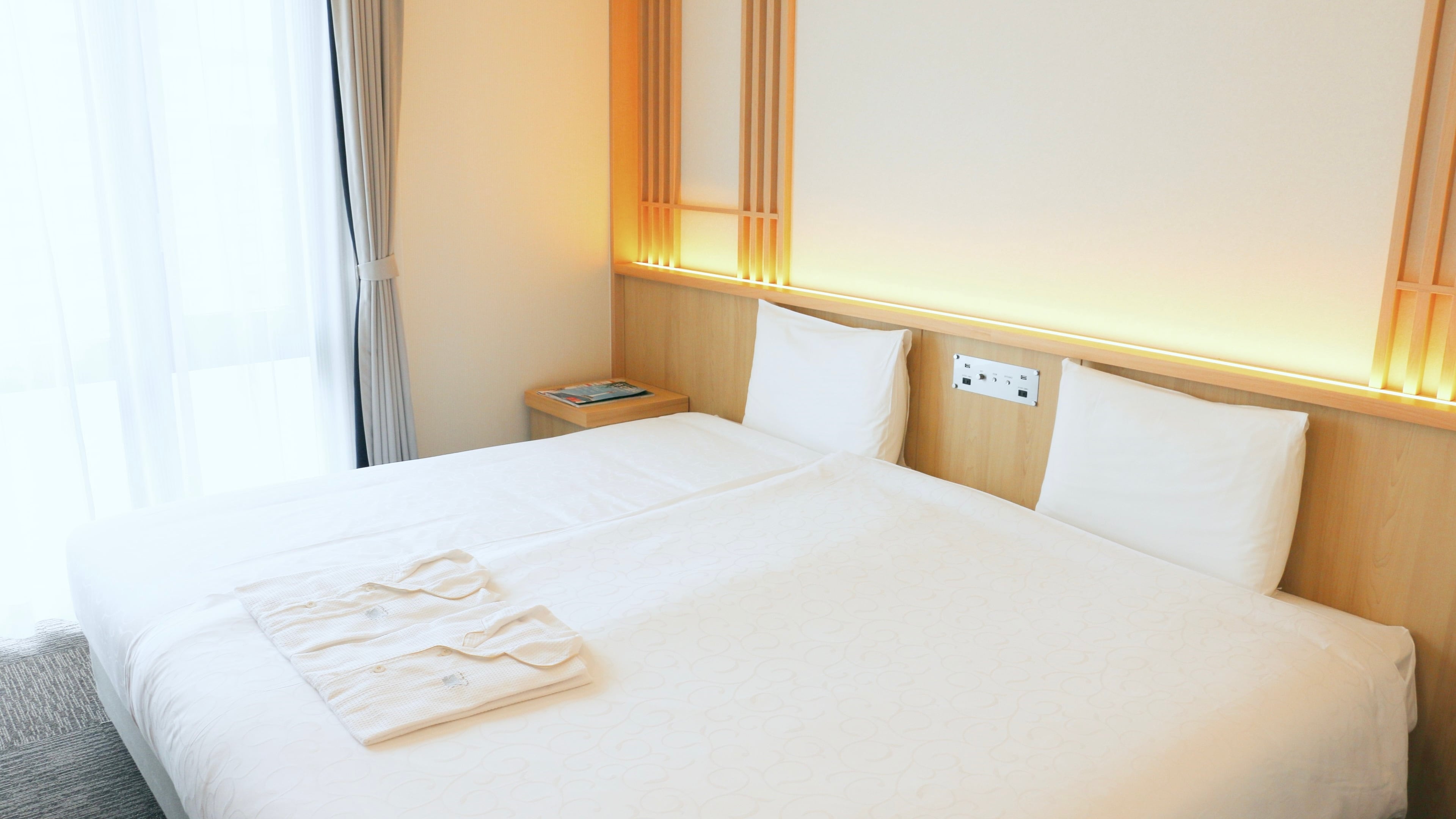 Phiten Hollywood Twin A spacious bed with a width of 220 cm, with two beds close together.