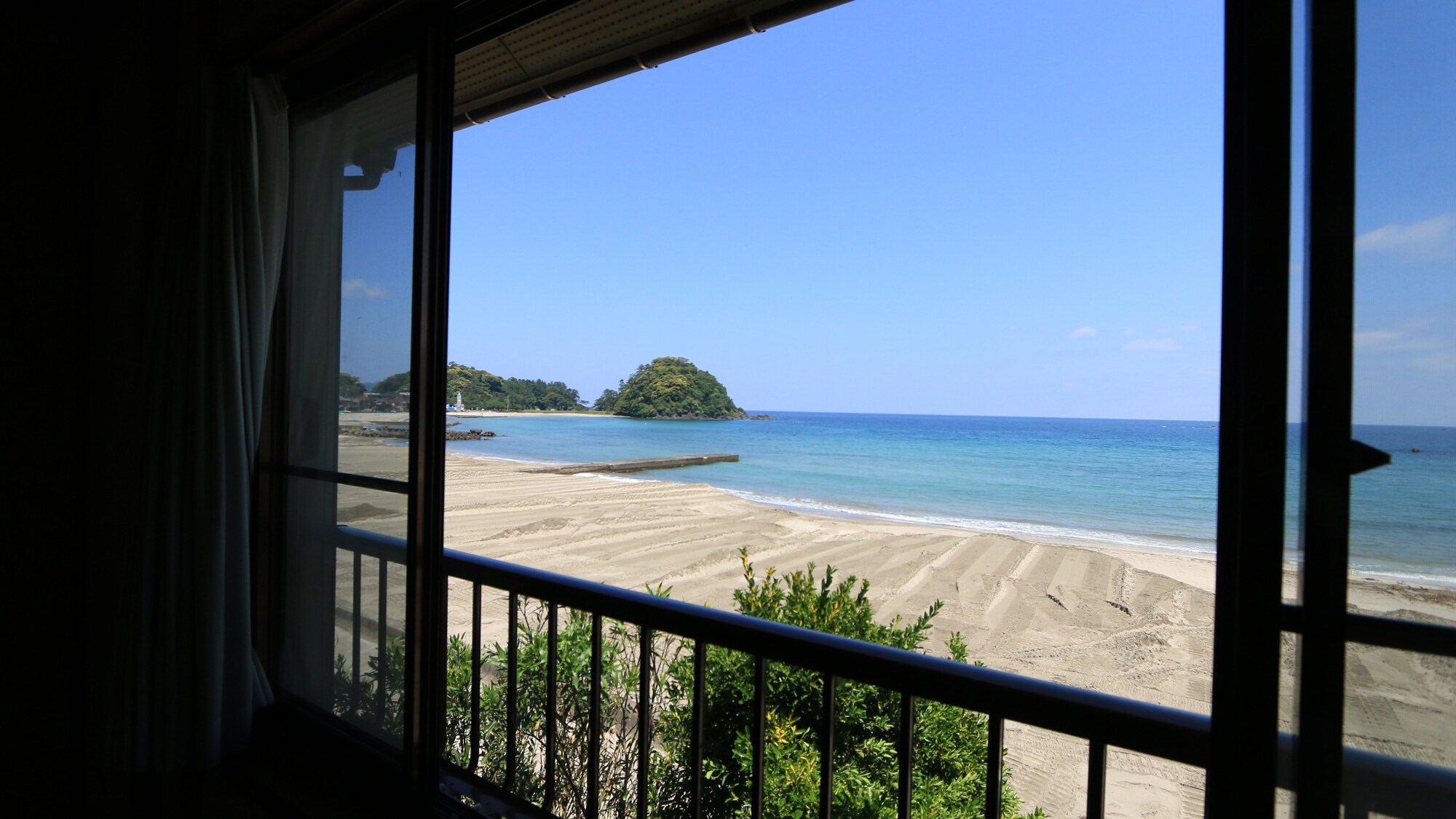 Please relax and enjoy the ever-changing ocean views and sounds of the waves outside your window.