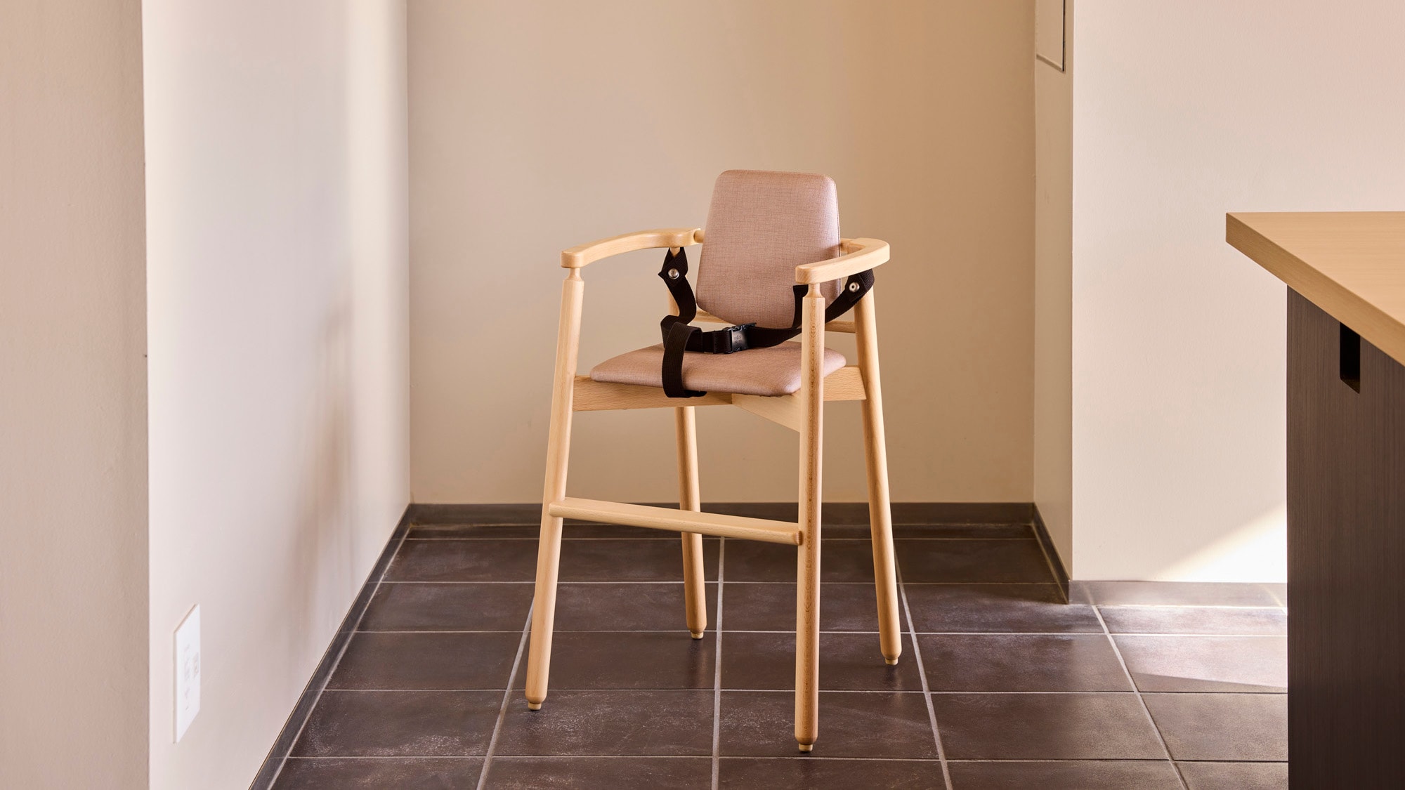 [Restaurant] We also have high chairs available for small children.