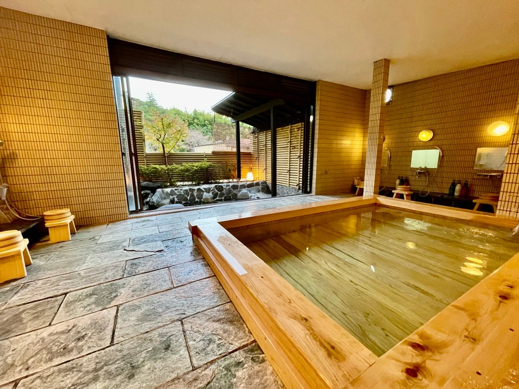 Kamar mandi besar Otoko no Cypress