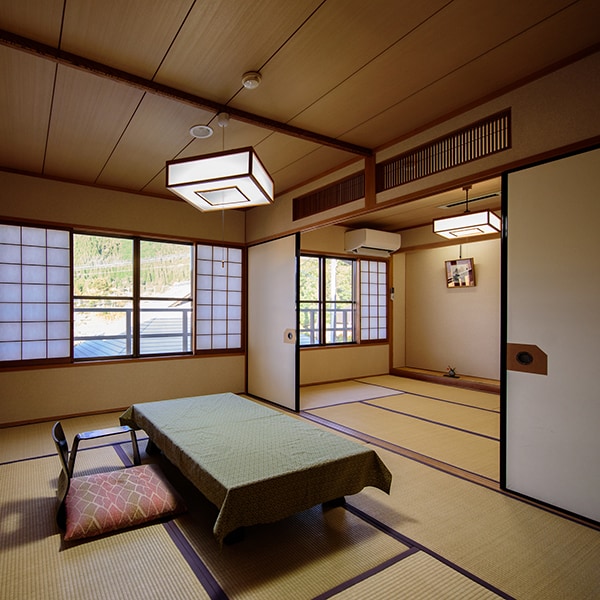[Main building 2nd floor with a view of Mt. Yufu] An example of a guest room