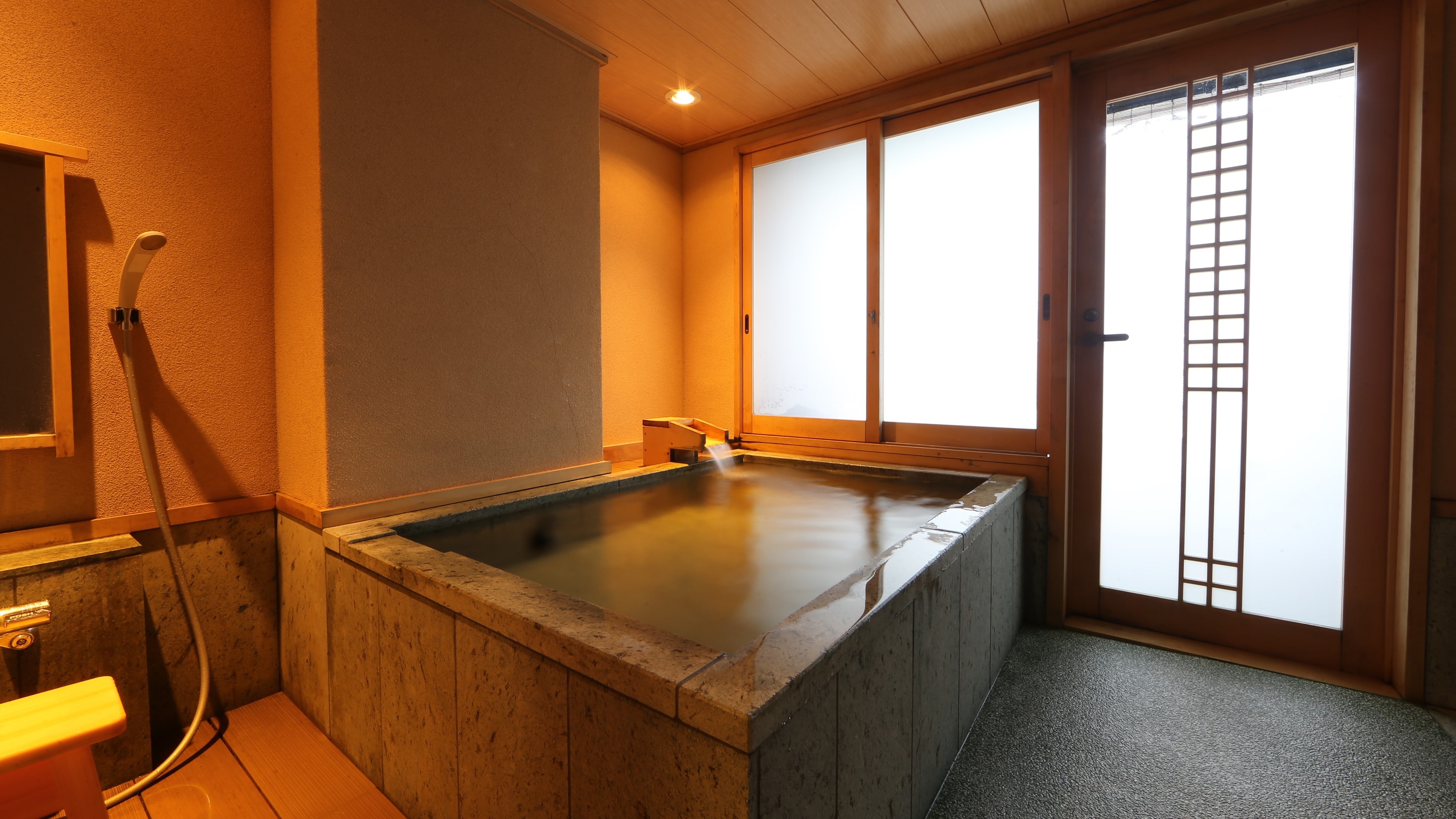 "Midori no Yu" is made of Towada stone for 2 to 3 people.